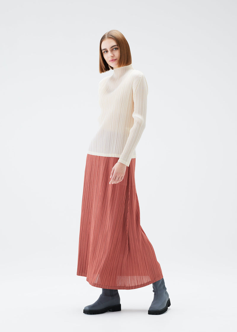 A model wears the PLEATS PLEASE ISSEY MIYAKE MONTHLY COLORS DECEMBER skirt.