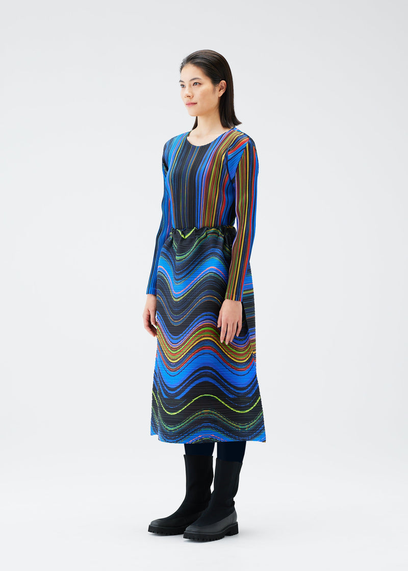 A model wears the PLEATS PLEASE ISSEY MIYAKE WARP skirt.