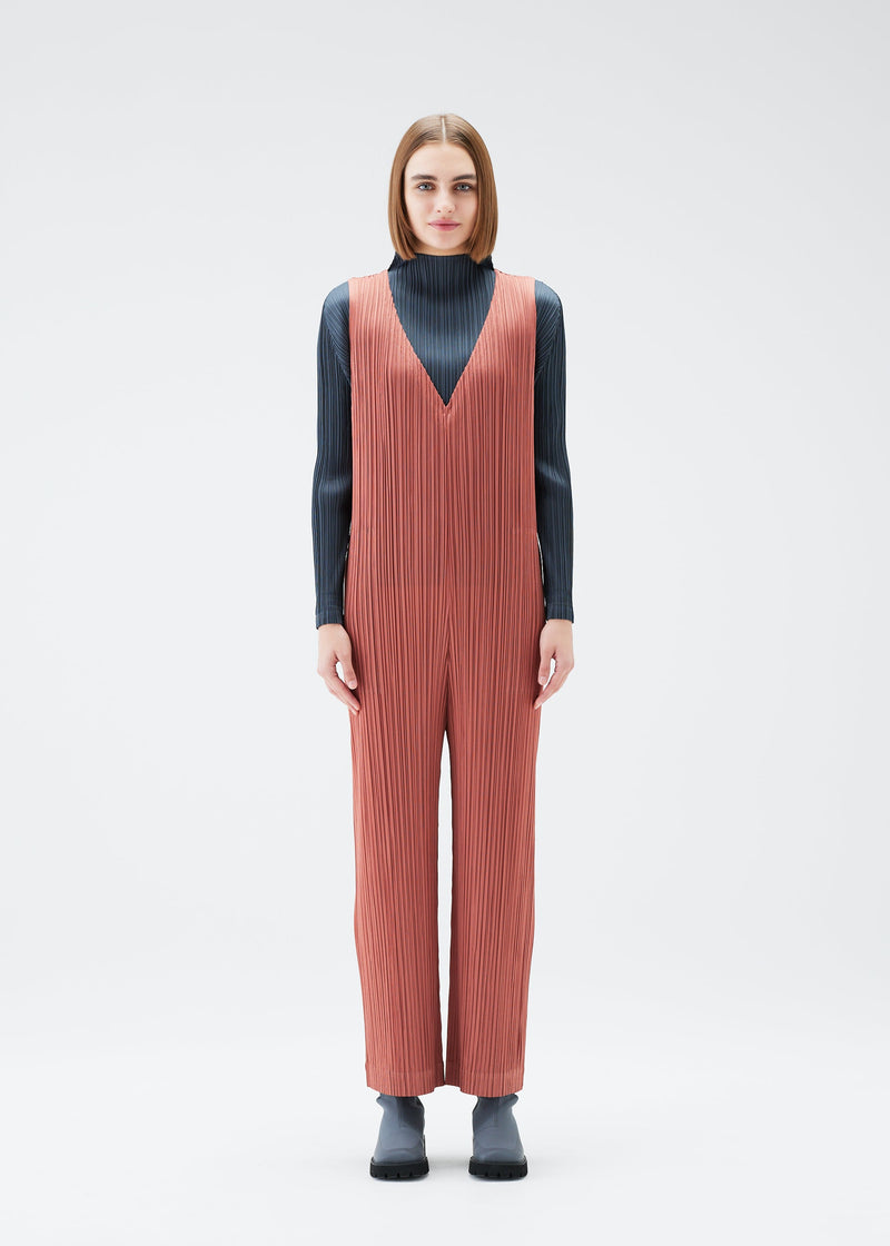 A model wears the PLEATS PLEASE ISSEY MIYAKE MONTHLY COLORS DECEMBER jumpsuit.