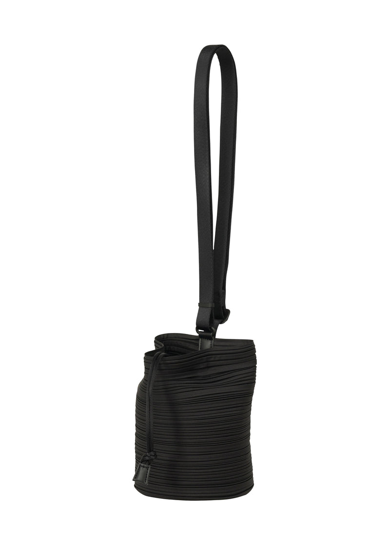 A product shot of the PLEATS PLEASE ISSEY MIYAKE WARP PLEATS BAG bag in black (15).