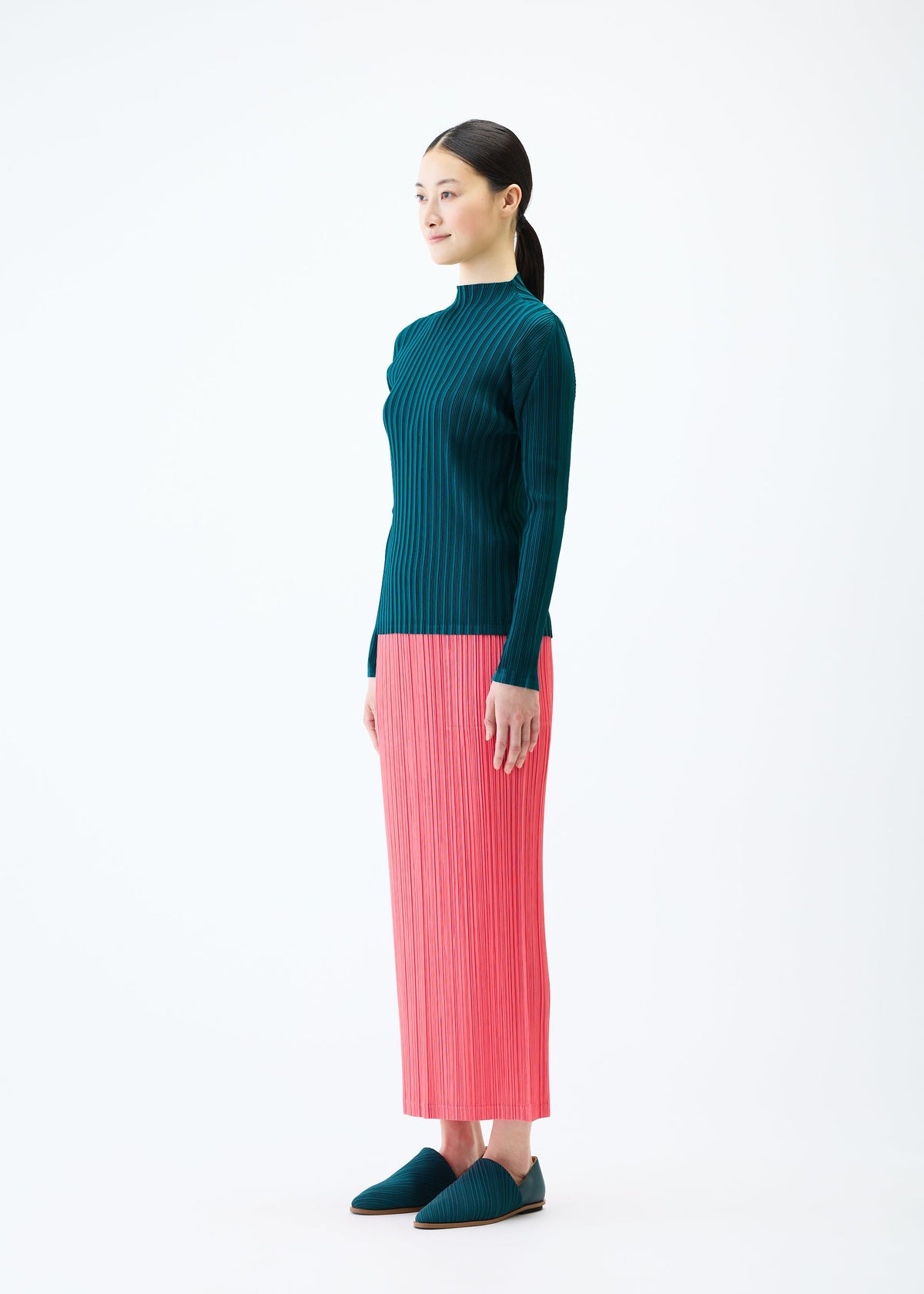 A model wears the PLEATS PLEASE ISSEY MIYAKE RIB PLEATS JANUARY top.