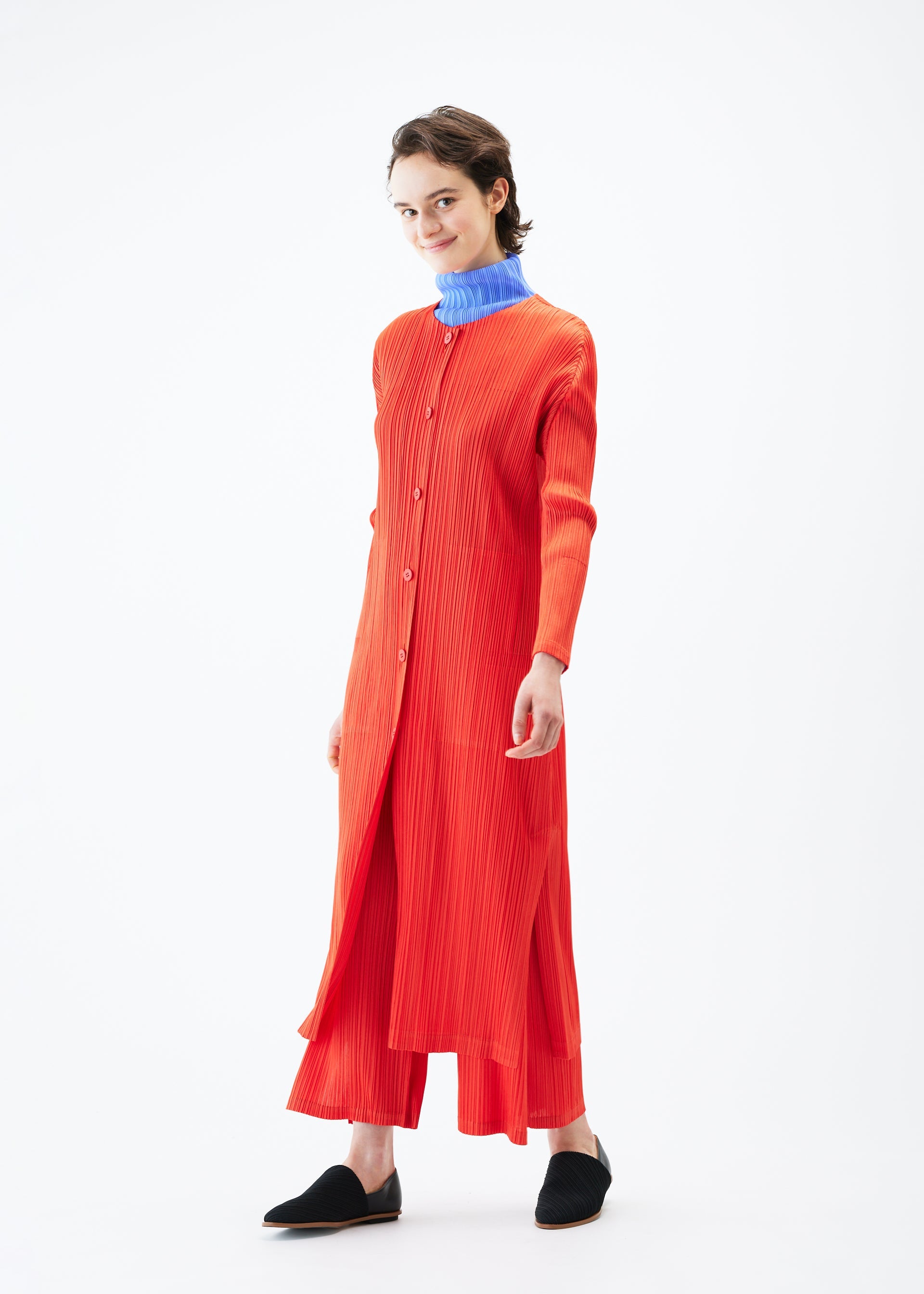 A model wears the PLEATS PLEASE ISSEY MIYAKE MONTHLY COLORS FEBRUARY coat.