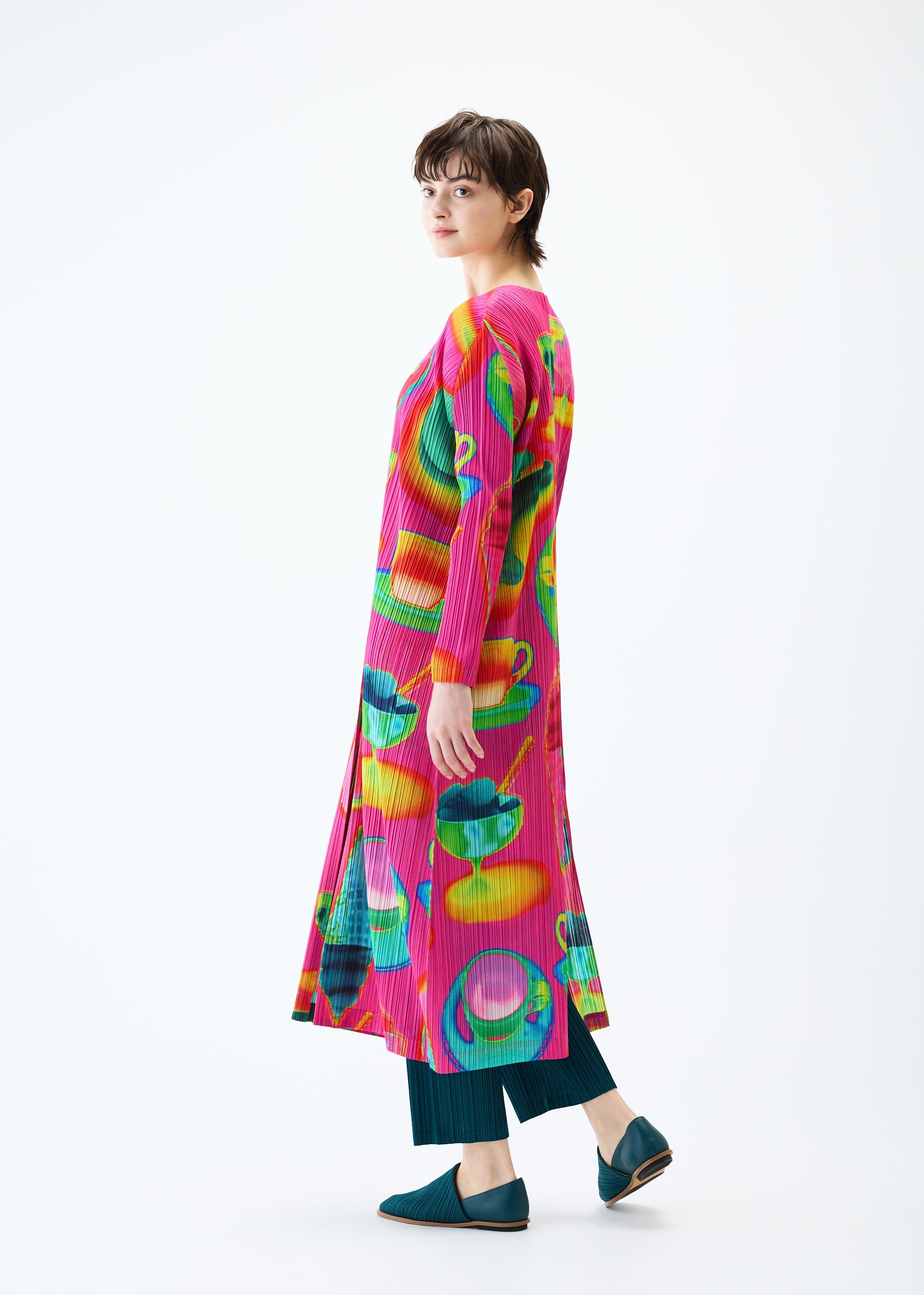 A model wears the PLEATS PLEASE ISSEY MIYAKE THERMAL FOODS coat.