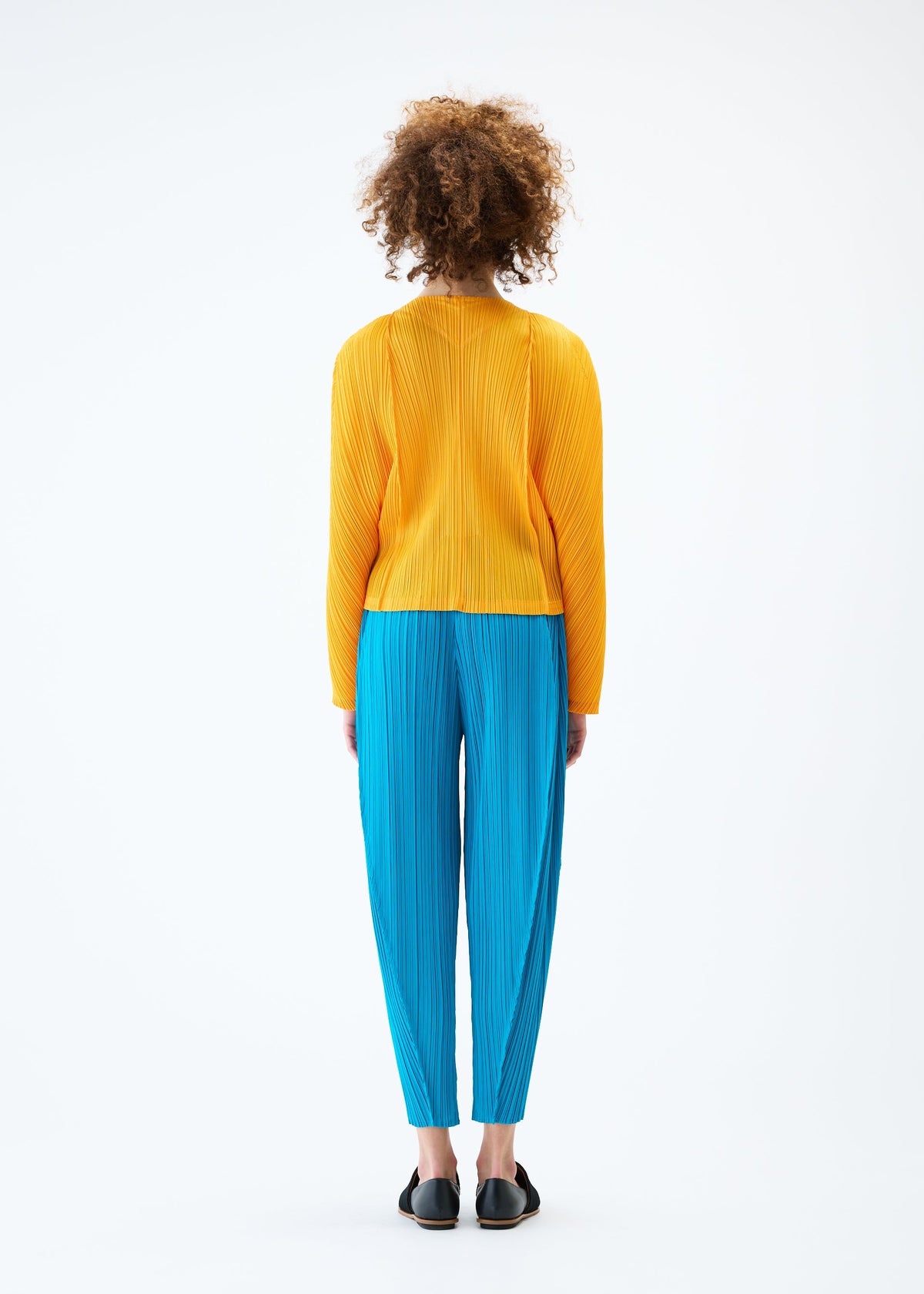 A model wears the PLEATS PLEASE ISSEY MIYAKE LANTERN jacket.