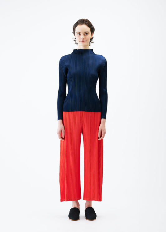 A model wears the PLEATS PLEASE ISSEY MIYAKE MONTHLY COLORS FEBRUARY trousers.