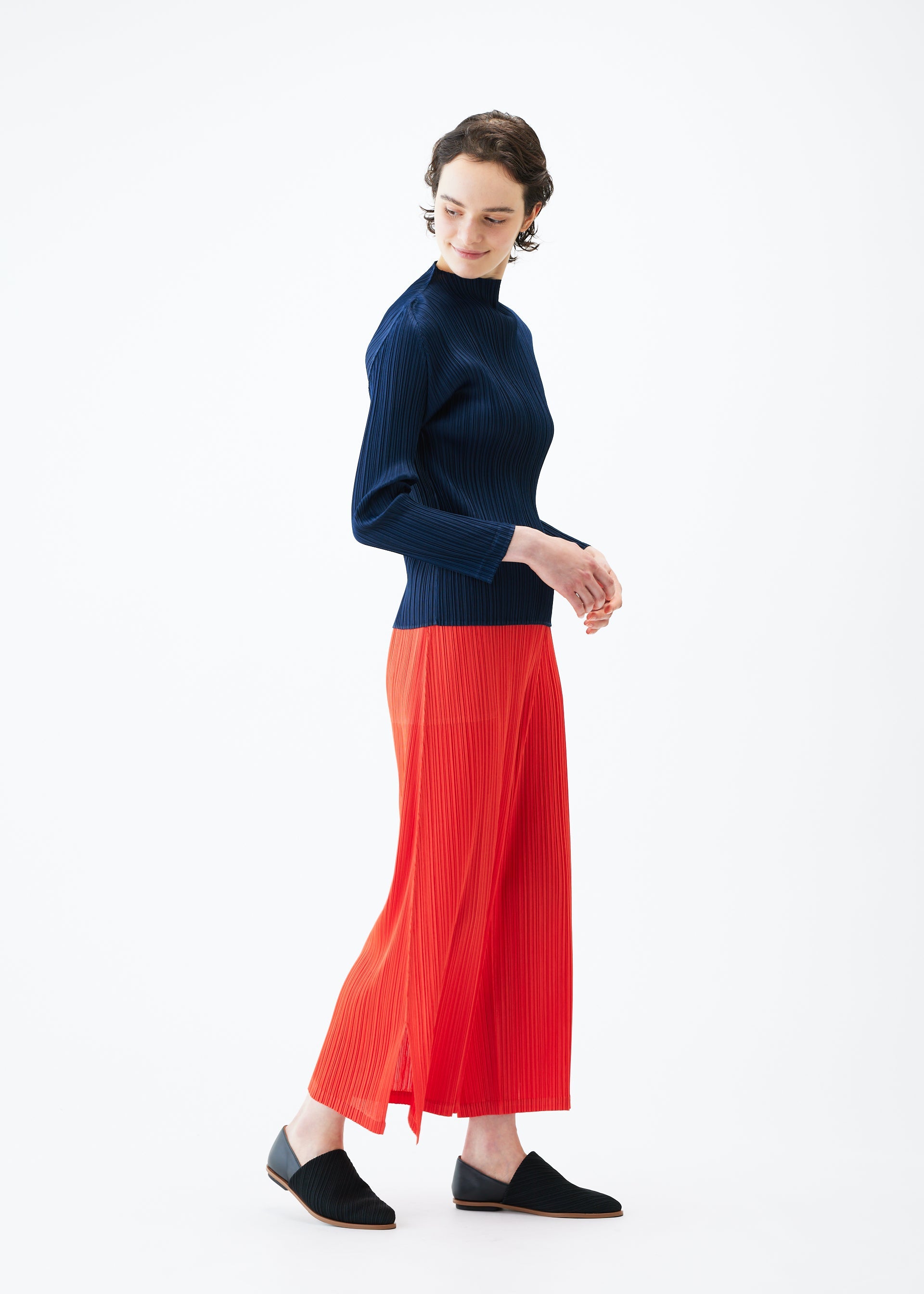 A model wears the PLEATS PLEASE ISSEY MIYAKE MONTHLY COLORS FEBRUARY trousers.