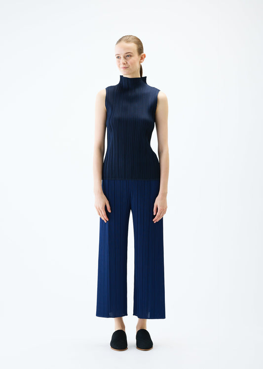 A model wears the PLEATS PLEASE ISSEY MIYAKE MERRY BICOLOR trousers.