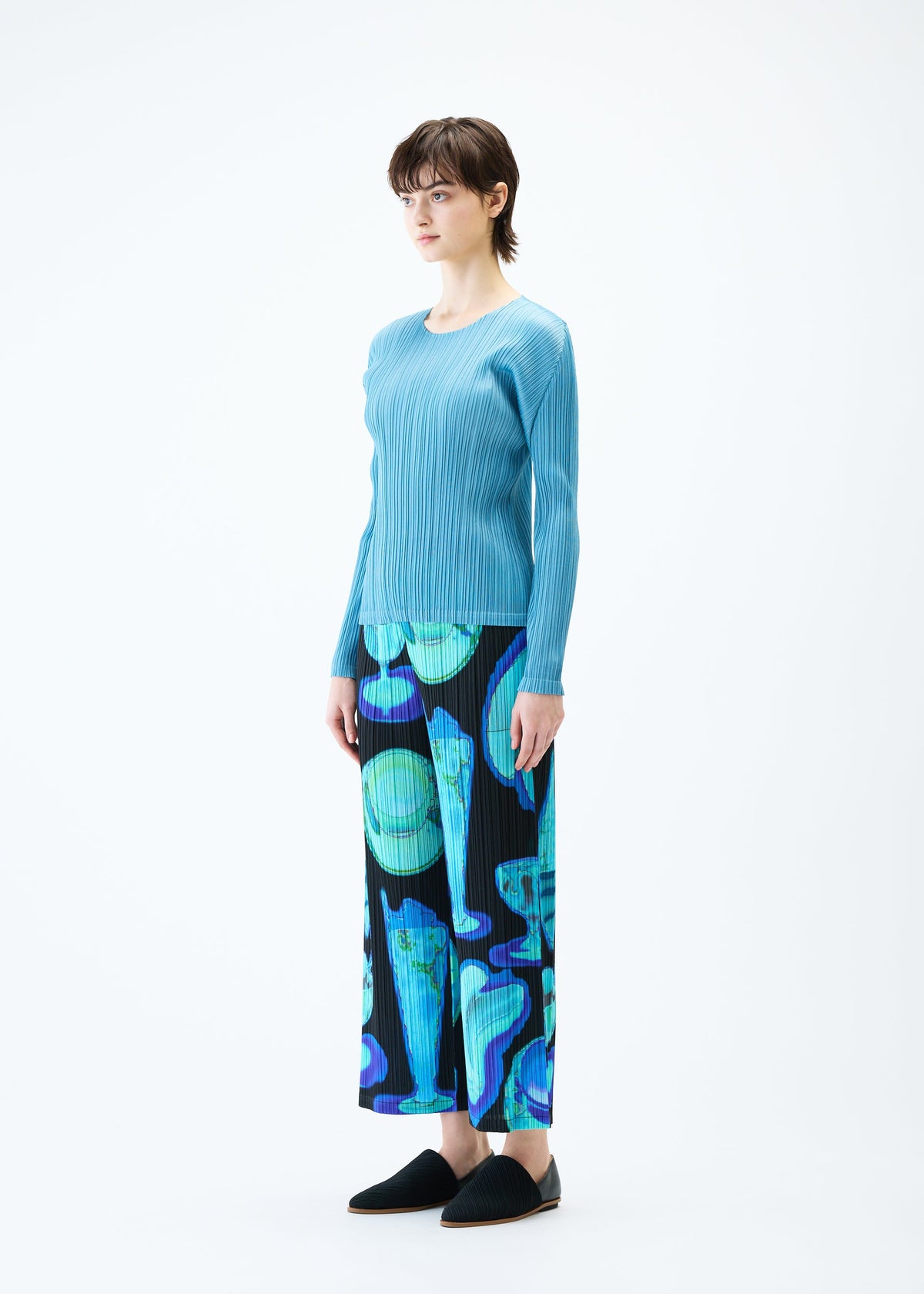 A model wears the PLEATS PLEASE ISSEY MIYAKE THERMAL FOODS trousers.