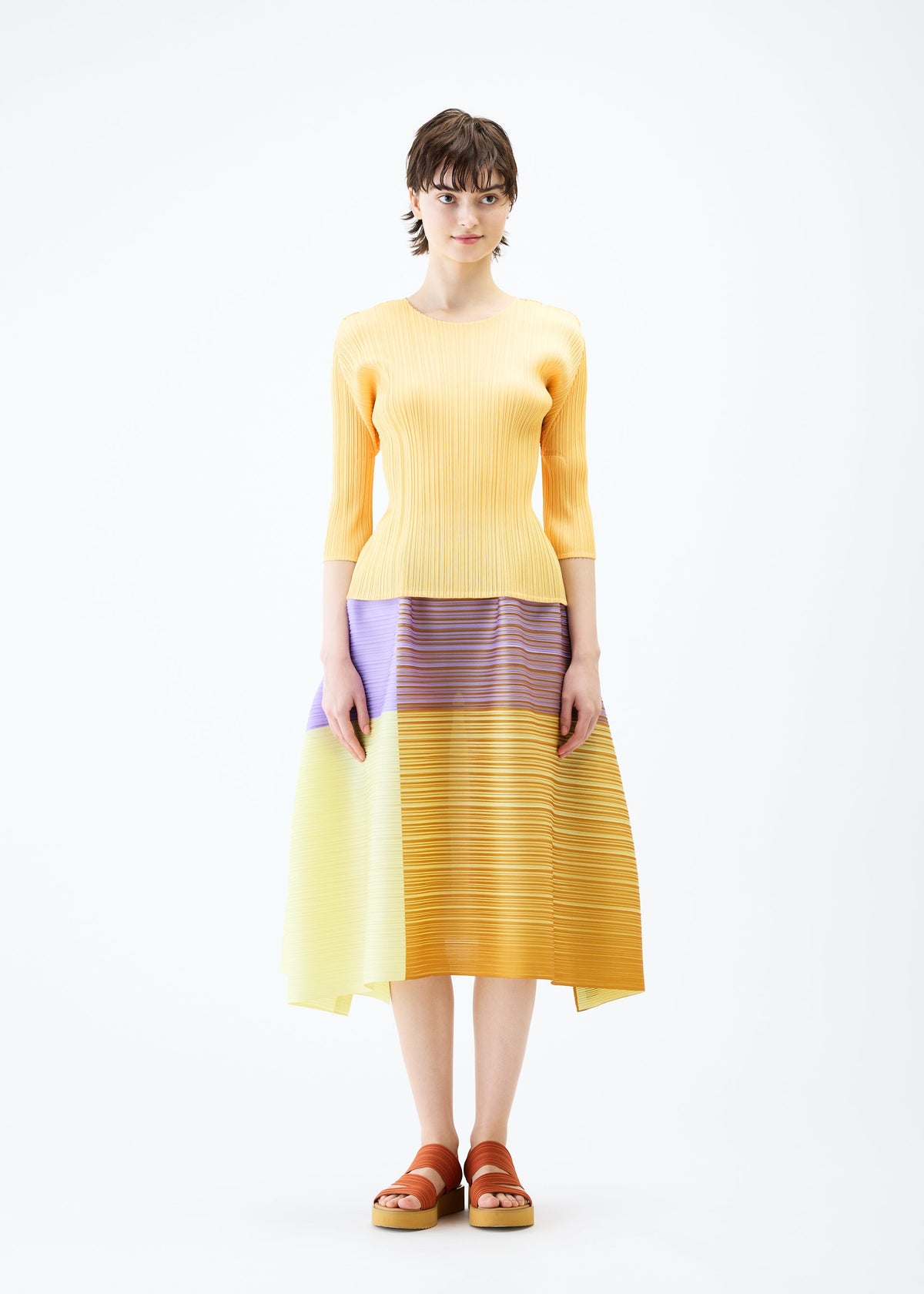 A model wears the PLEATS PLEASE ISSEY MIYAKE PHOTON BOUNCE skirt.