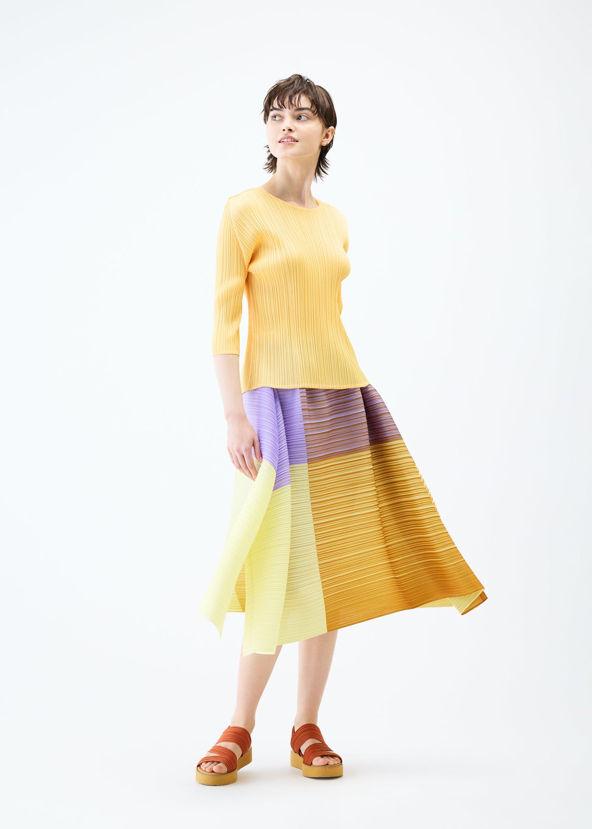 A model wears the PLEATS PLEASE ISSEY MIYAKE PHOTON BOUNCE skirt.