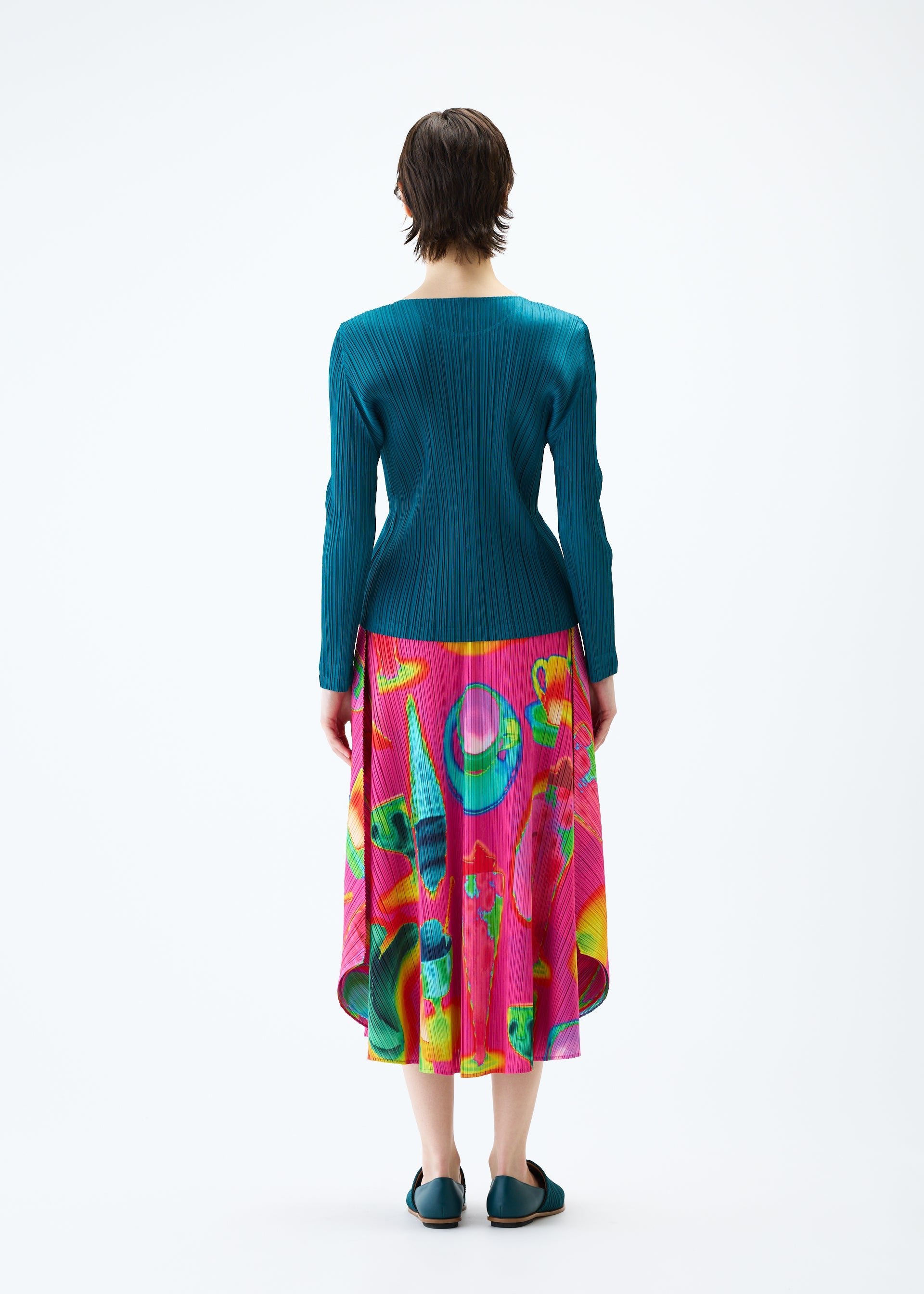 A model wears the PLEATS PLEASE ISSEY MIYAKE THERMAL FOODS skirt.