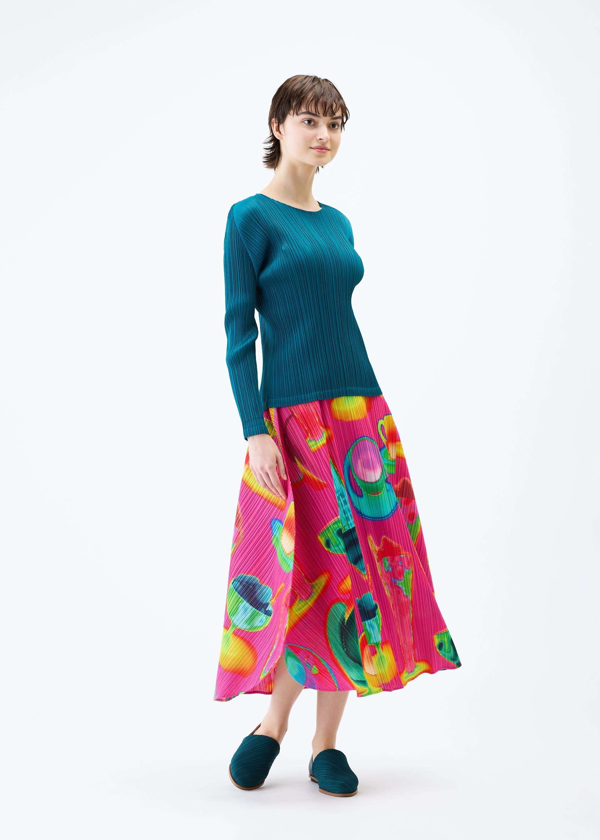 A model wears the PLEATS PLEASE ISSEY MIYAKE THERMAL FOODS skirt.