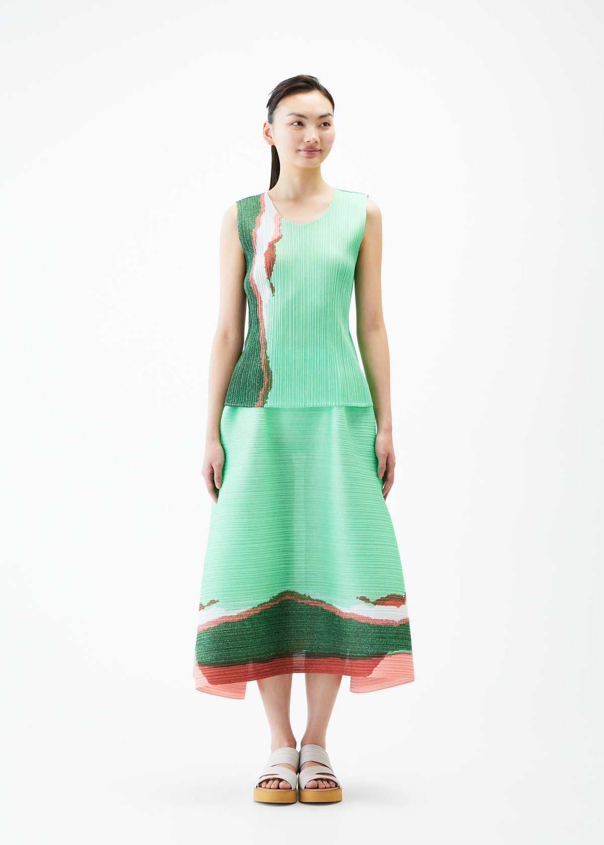 A model wears the PLEATS PLEASE ISSEY MIYAKE GRAINY COLORS skirt.