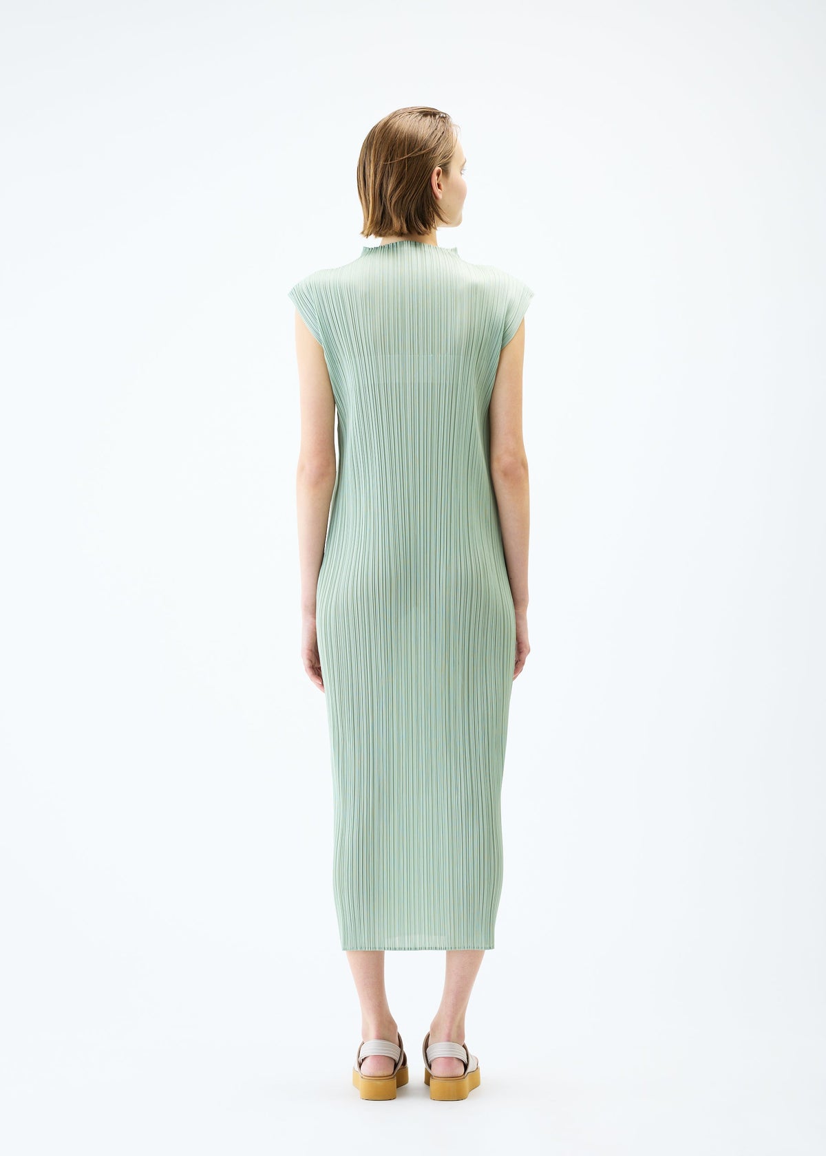 A model wears the PLEATS PLEASE ISSEY MIYAKE MONTHLY COLORS : JUNE dress.