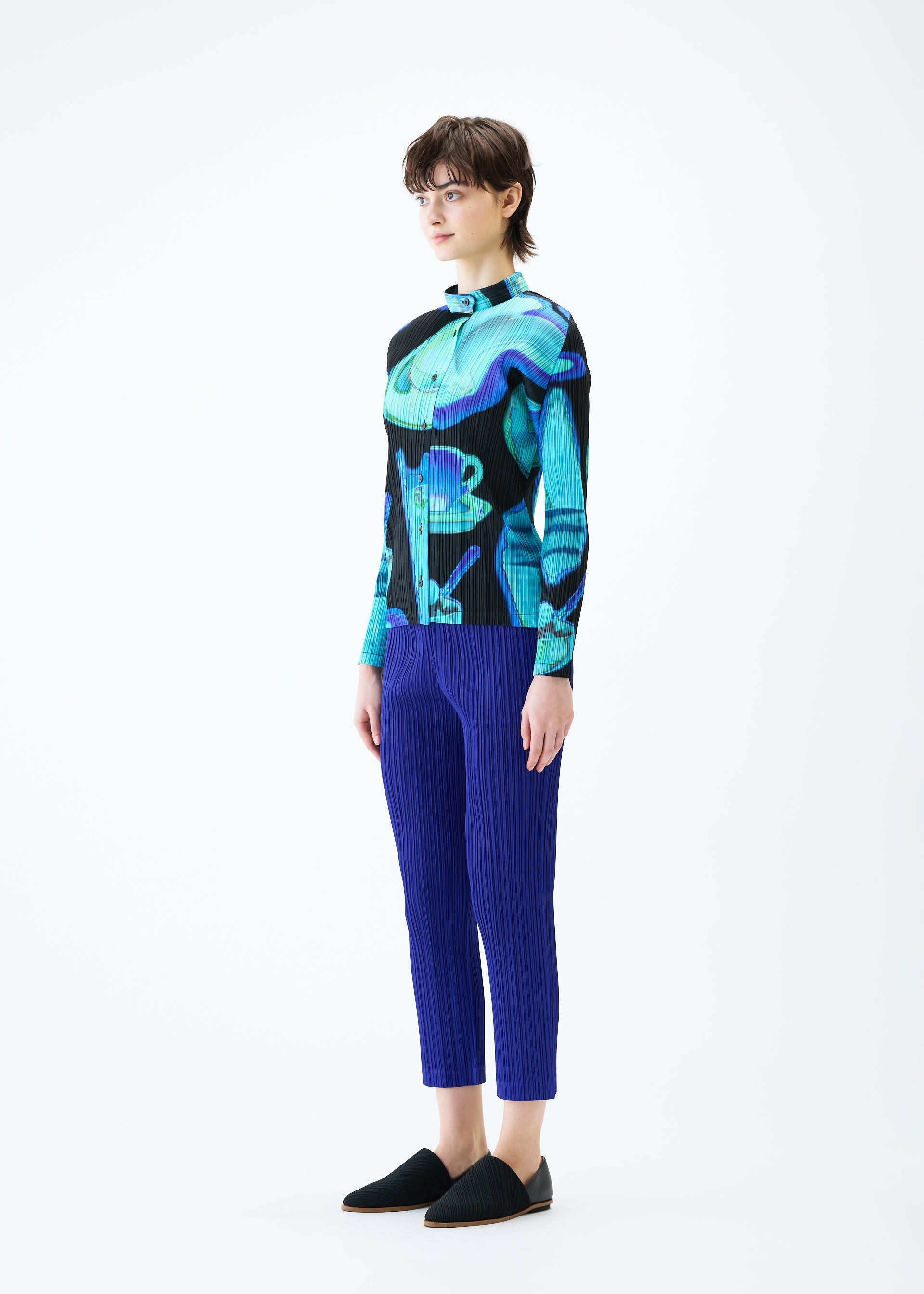 A model wears the PLEATS PLEASE ISSEY MIYAKE THERMAL FOODS shirt.