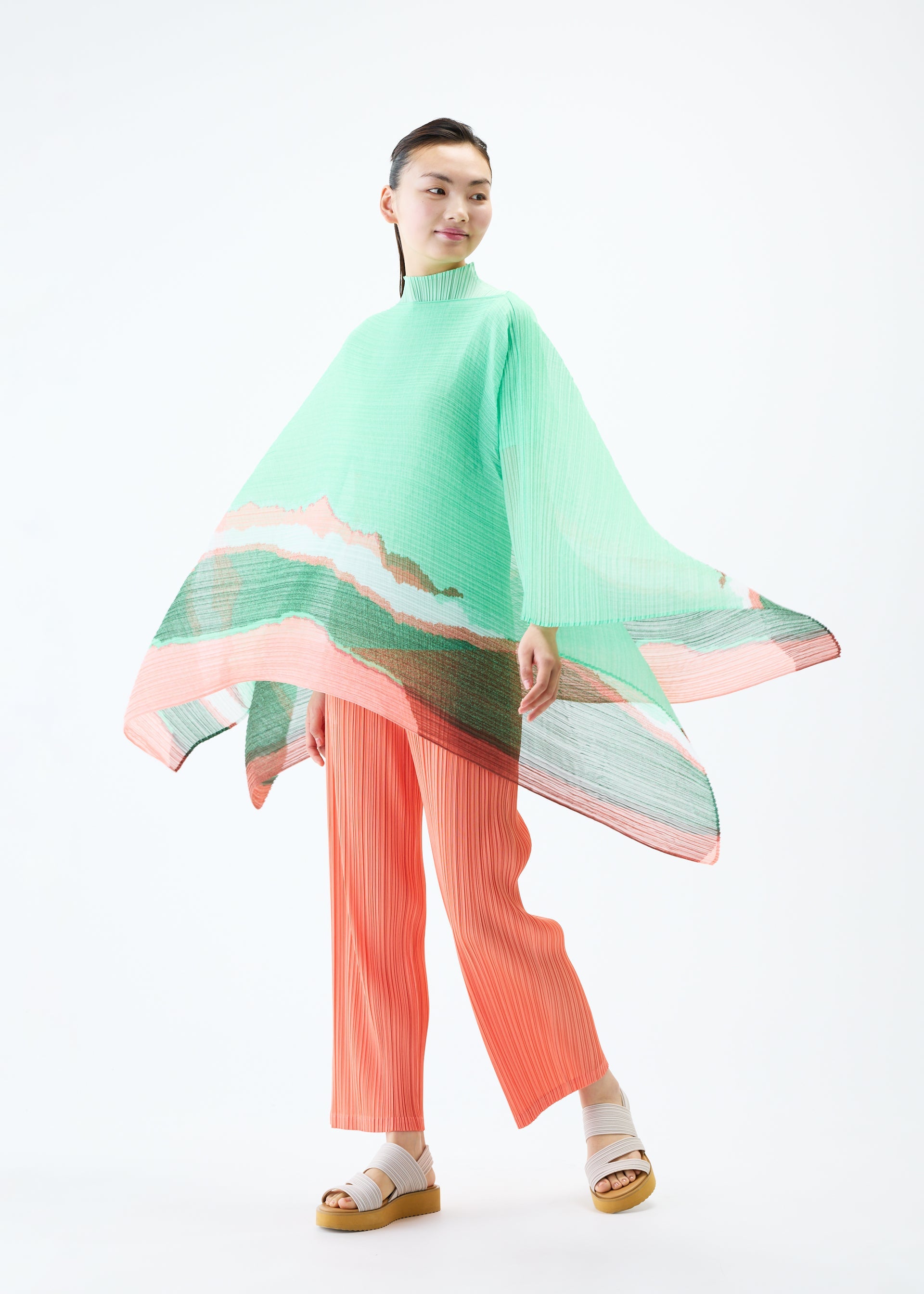 A model wears the PLEATS PLEASE ISSEY MIYAKE GRAINY COLORS MADAME T stole.