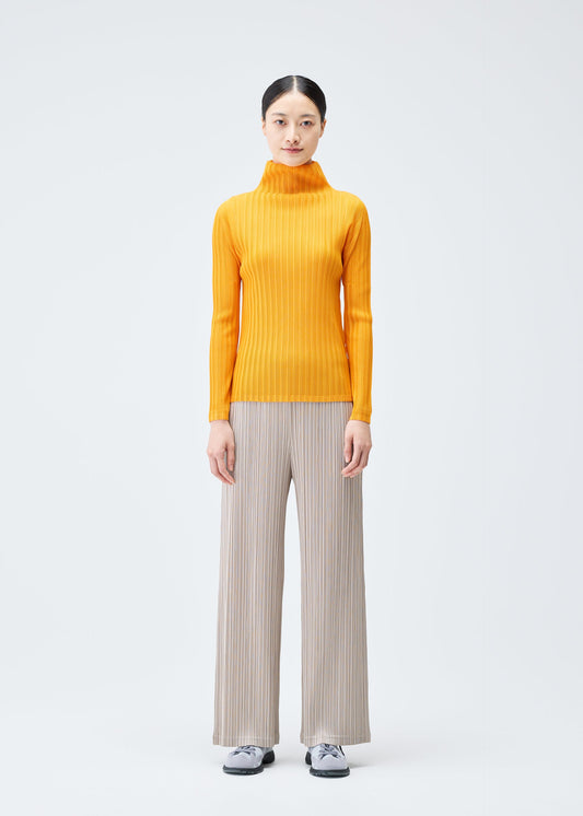 A model wears the PLEATS PLEASE ISSEY MIYAKE RIB PLEATS DECEMBER clothing.