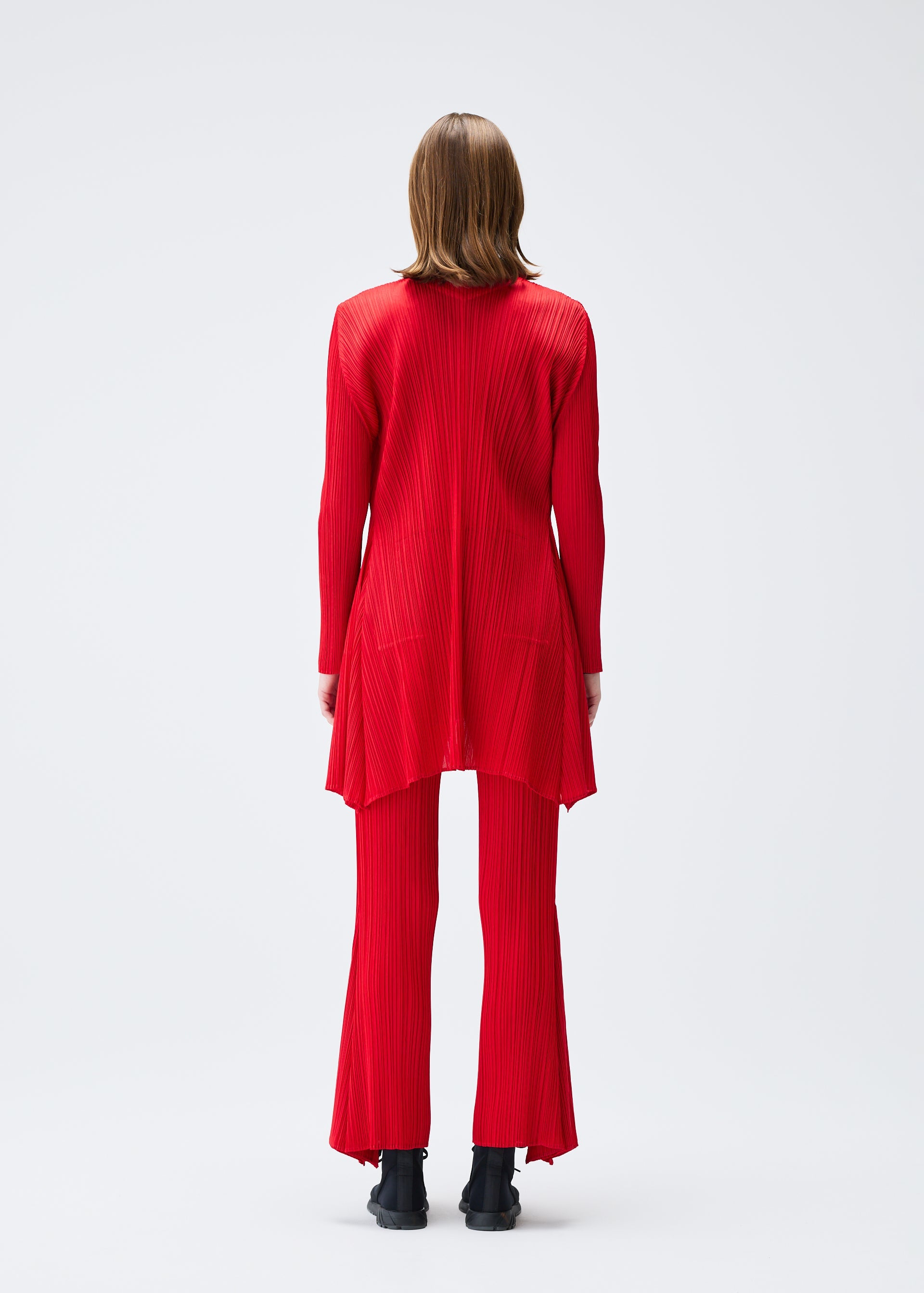 A model wears the PLEATS PLEASE ISSEY MIYAKE OLE! clothing.