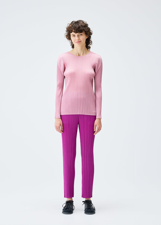 A model wears the PLEATS PLEASE ISSEY MIYAKE MONTHLY COLORS SEPTEMBER trousers.