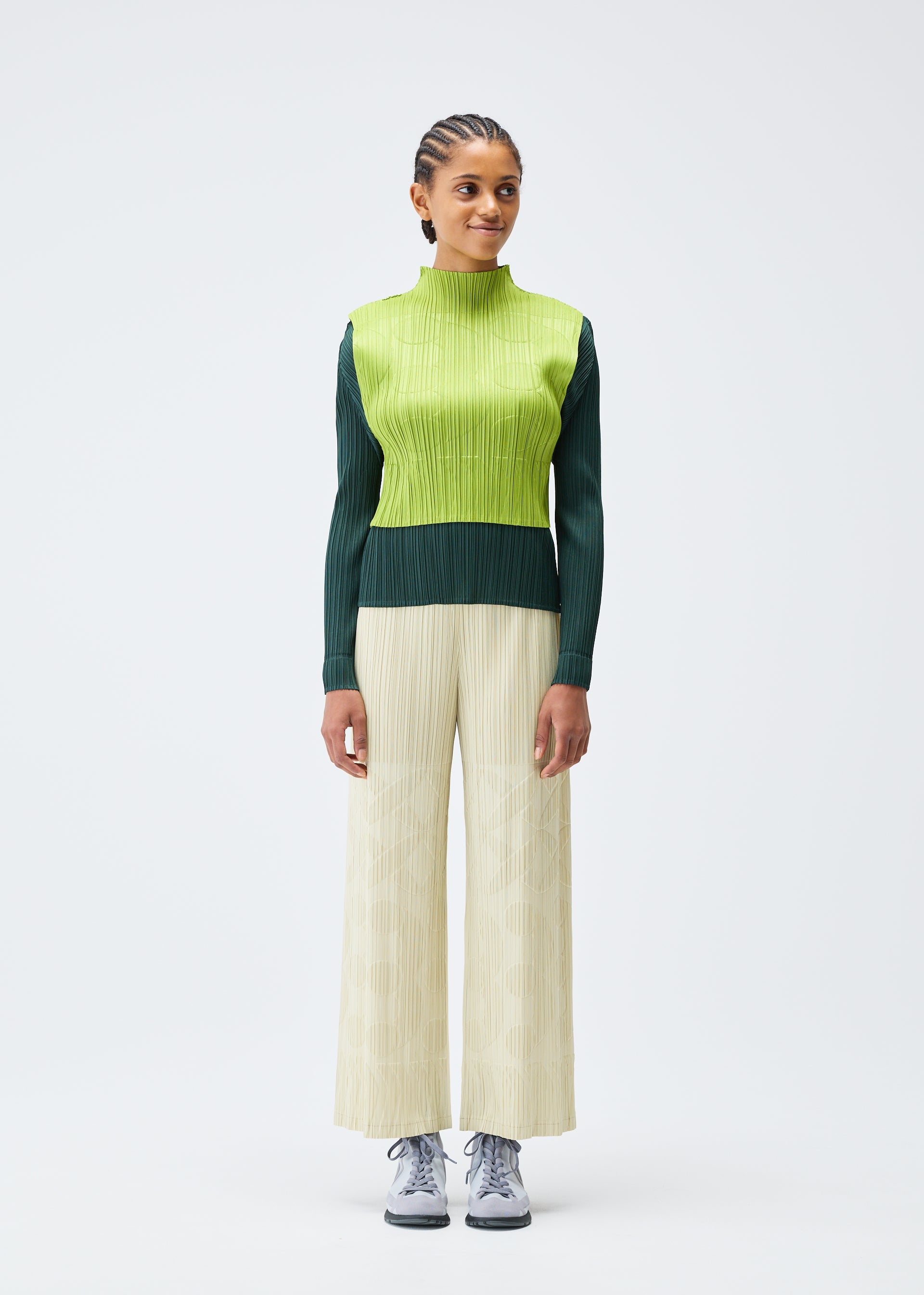 A model wears the PLEATS PLEASE ISSEY MIYAKE TUNE clothing.
