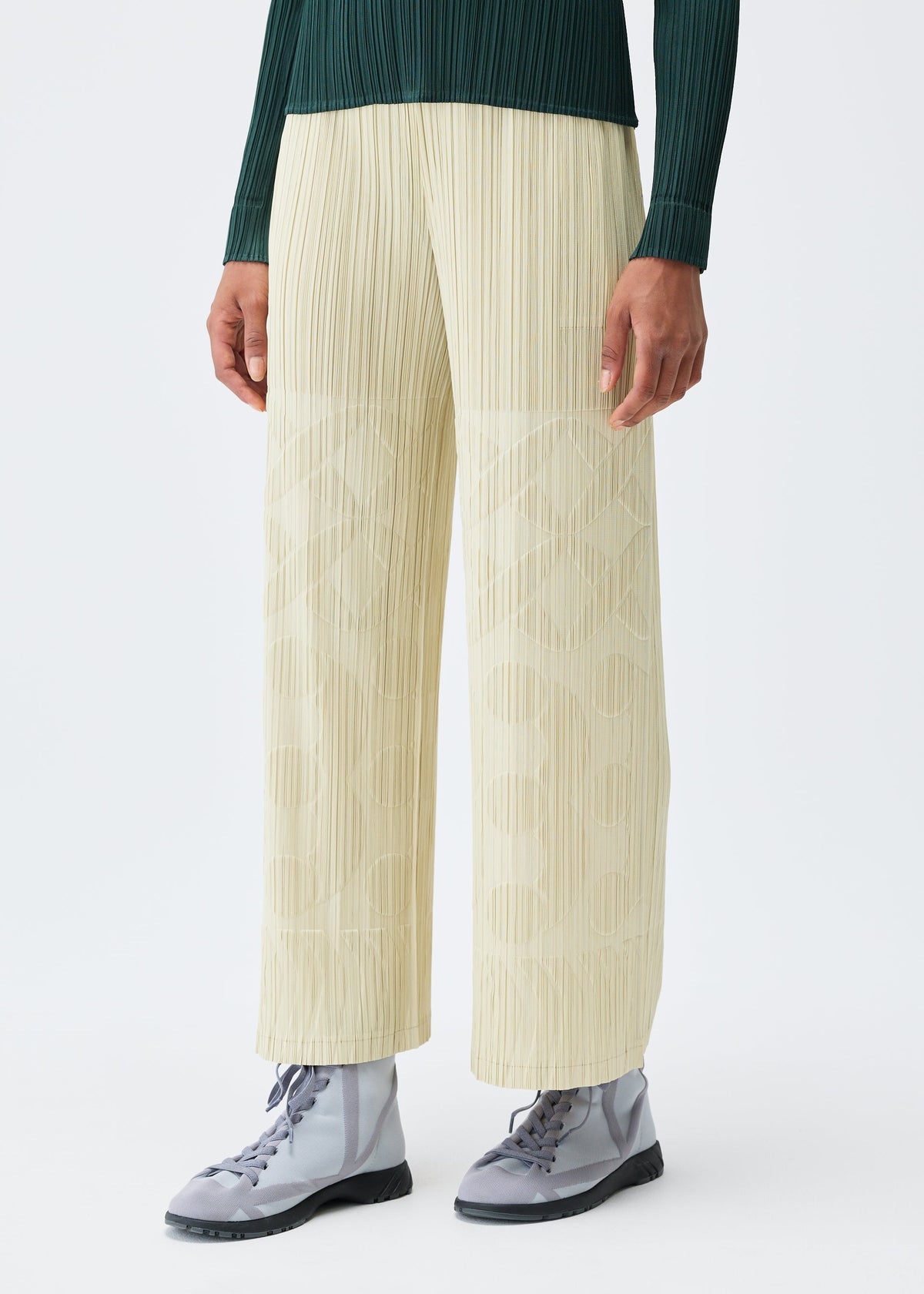 A model wears the PLEATS PLEASE ISSEY MIYAKE TUNE clothing.