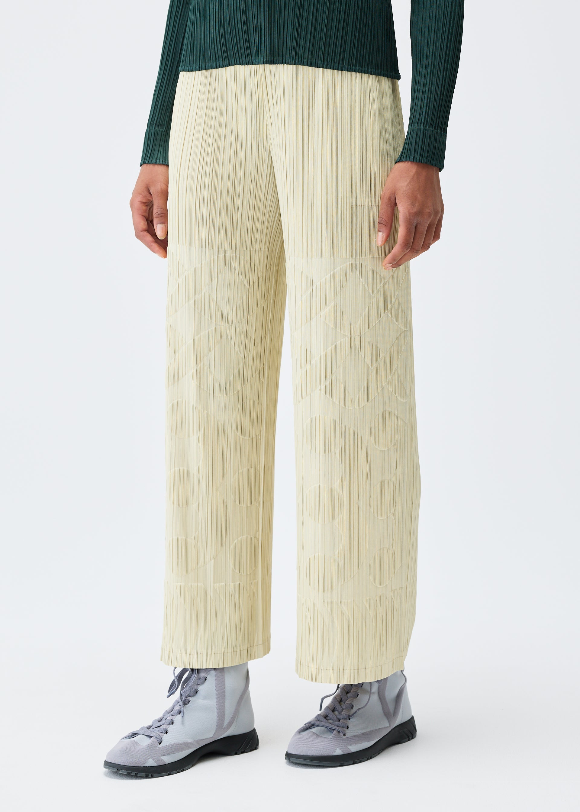 A model wears the PLEATS PLEASE ISSEY MIYAKE TUNE clothing.