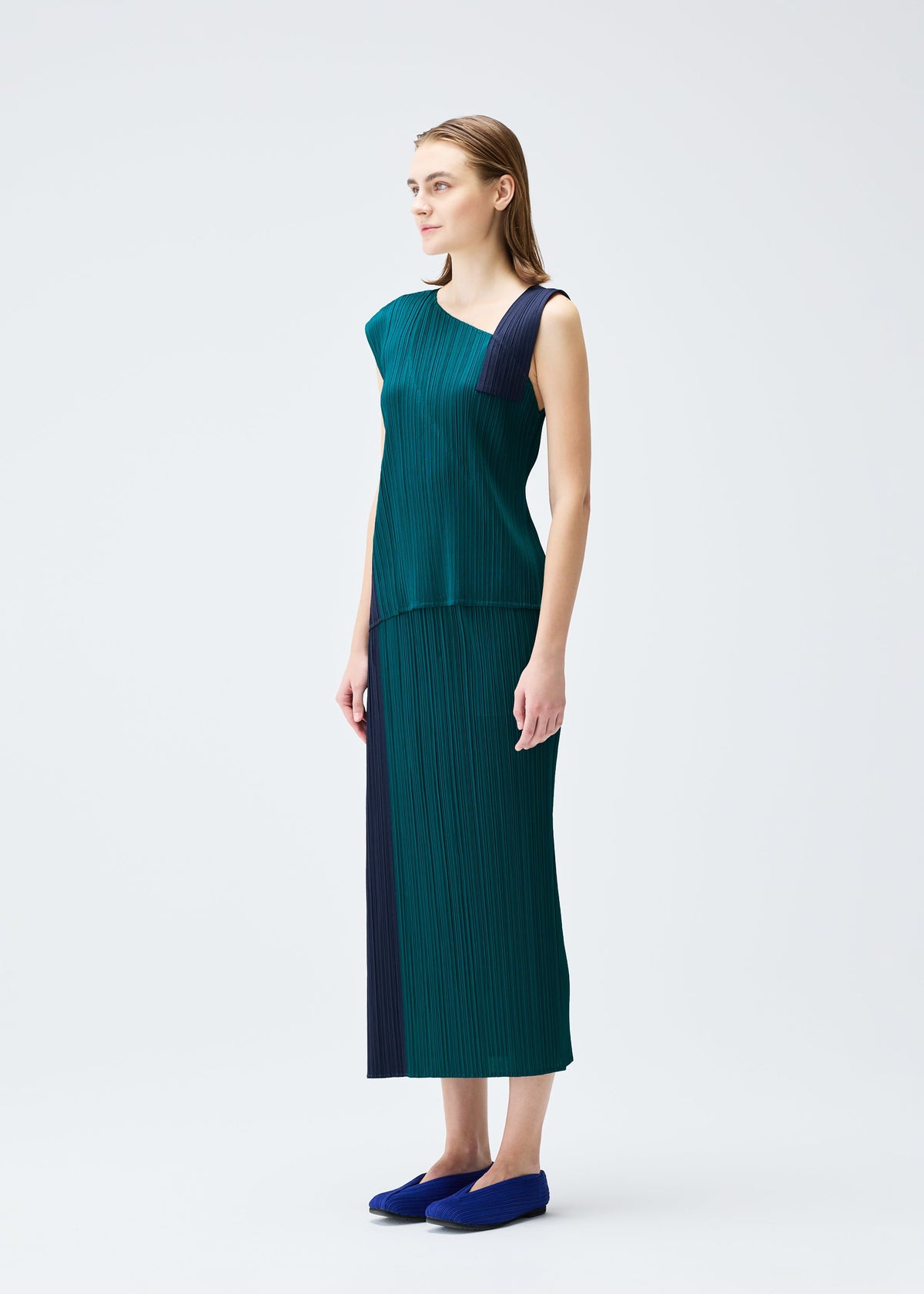 A model wears the PLEATS PLEASE ISSEY MIYAKE POINTE skirt.