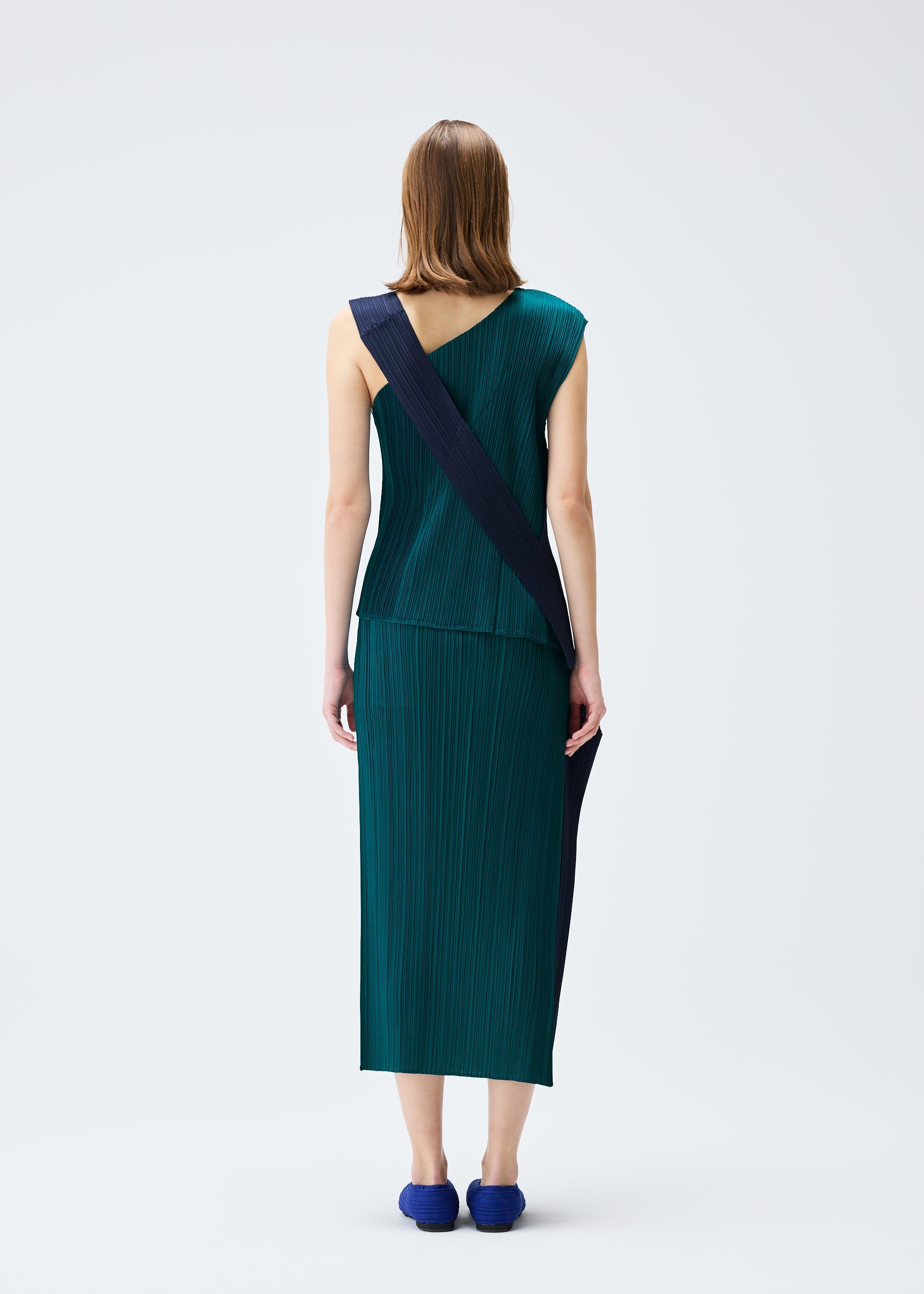 A model wears the PLEATS PLEASE ISSEY MIYAKE POINTE skirt.