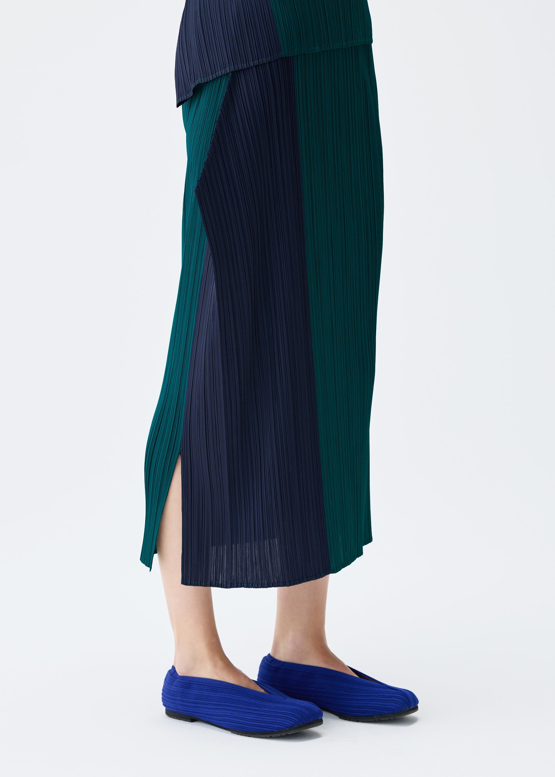 A model wears the PLEATS PLEASE ISSEY MIYAKE POINTE skirt.