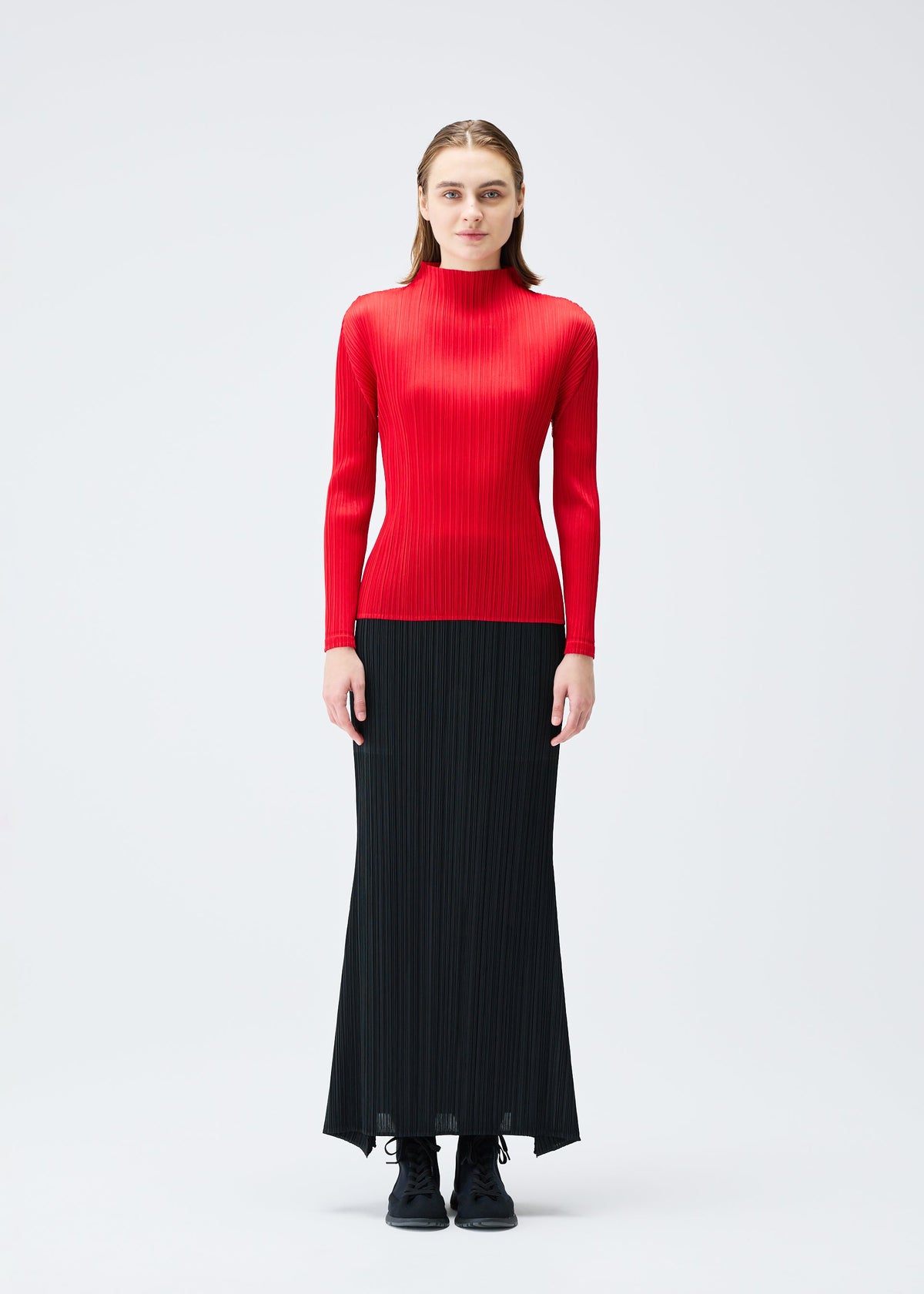 A model wears the PLEATS PLEASE ISSEY MIYAKE OLE! clothing.