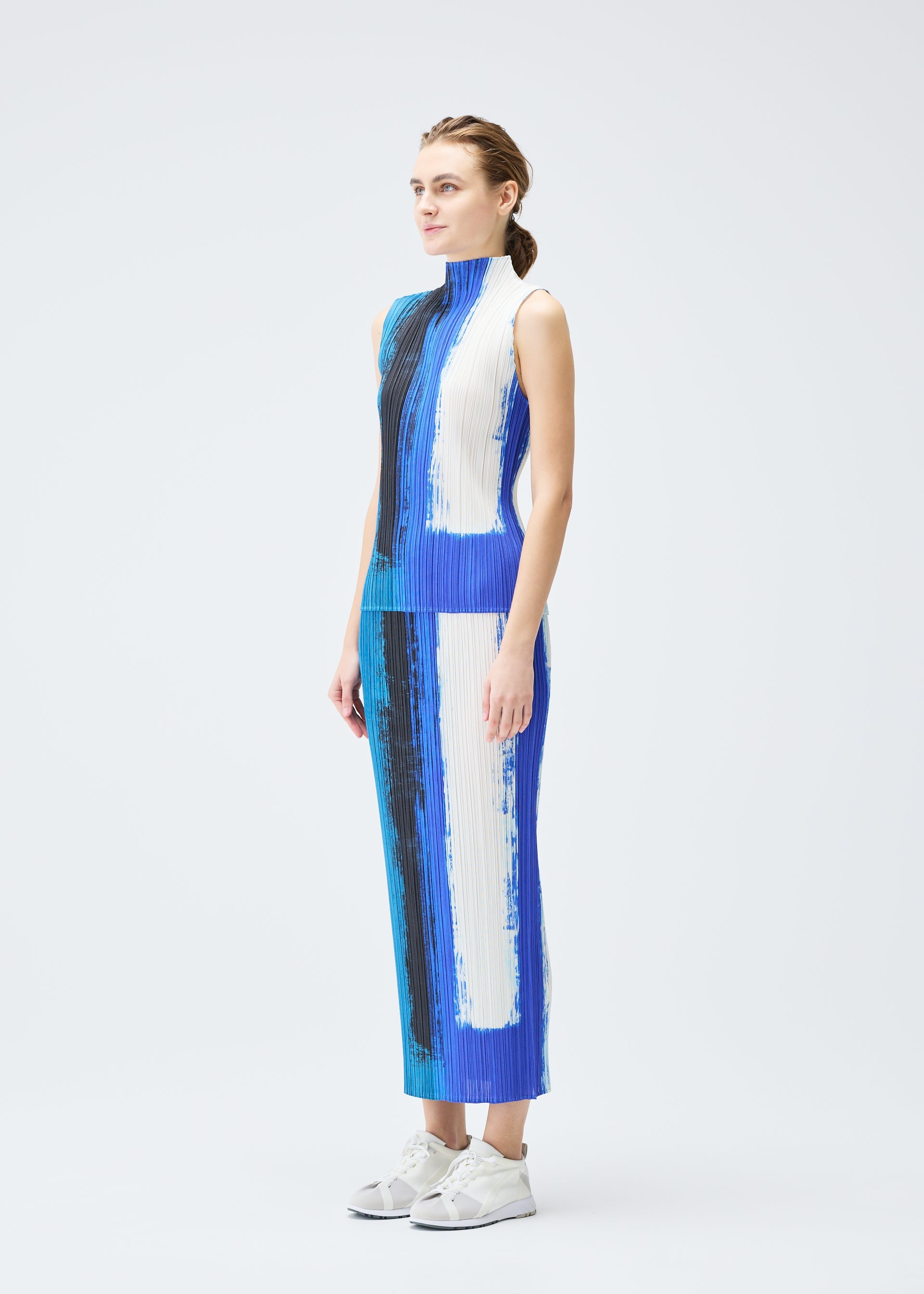A model wears the PLEATS PLEASE ISSEY MIYAKE JUMP skirt.