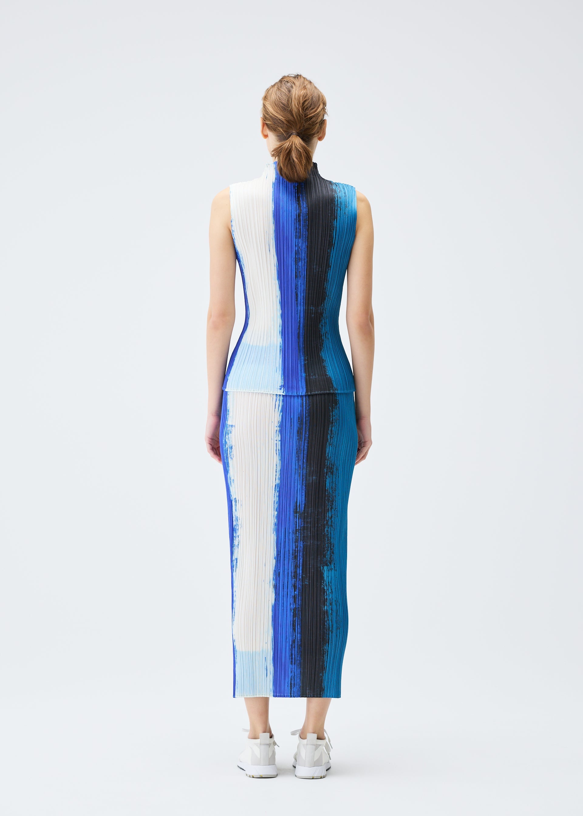 A model wears the PLEATS PLEASE ISSEY MIYAKE JUMP skirt.