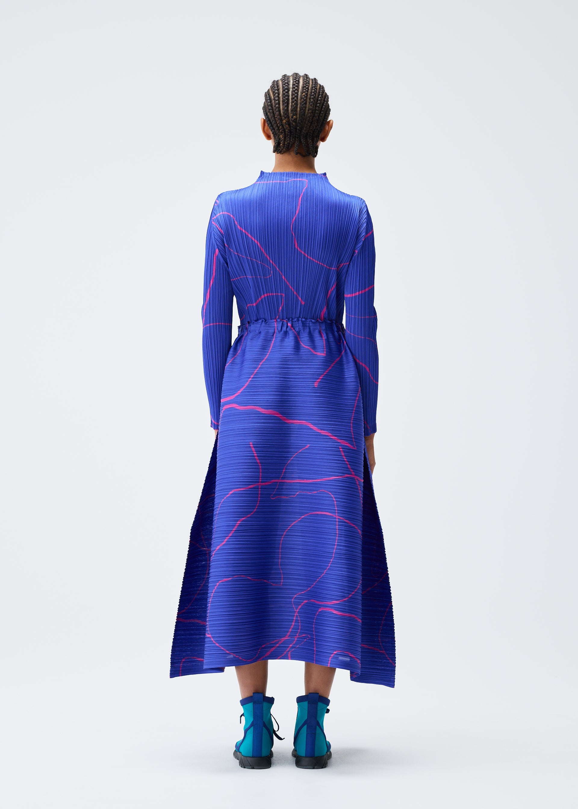 A model wears the PLEATS PLEASE ISSEY MIYAKE PAUSE skirt.
