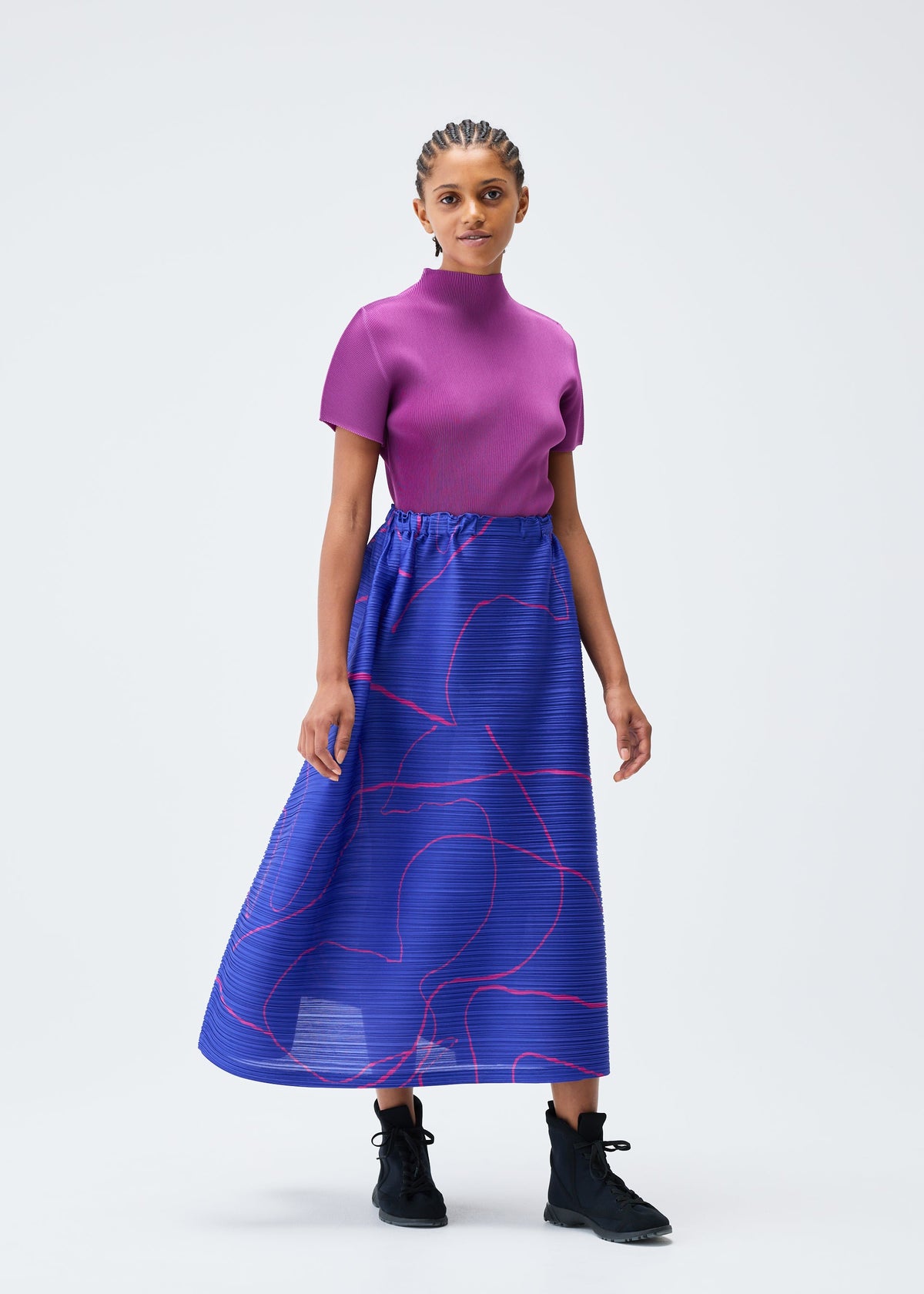 A model wears the PLEATS PLEASE ISSEY MIYAKE PAUSE skirt.