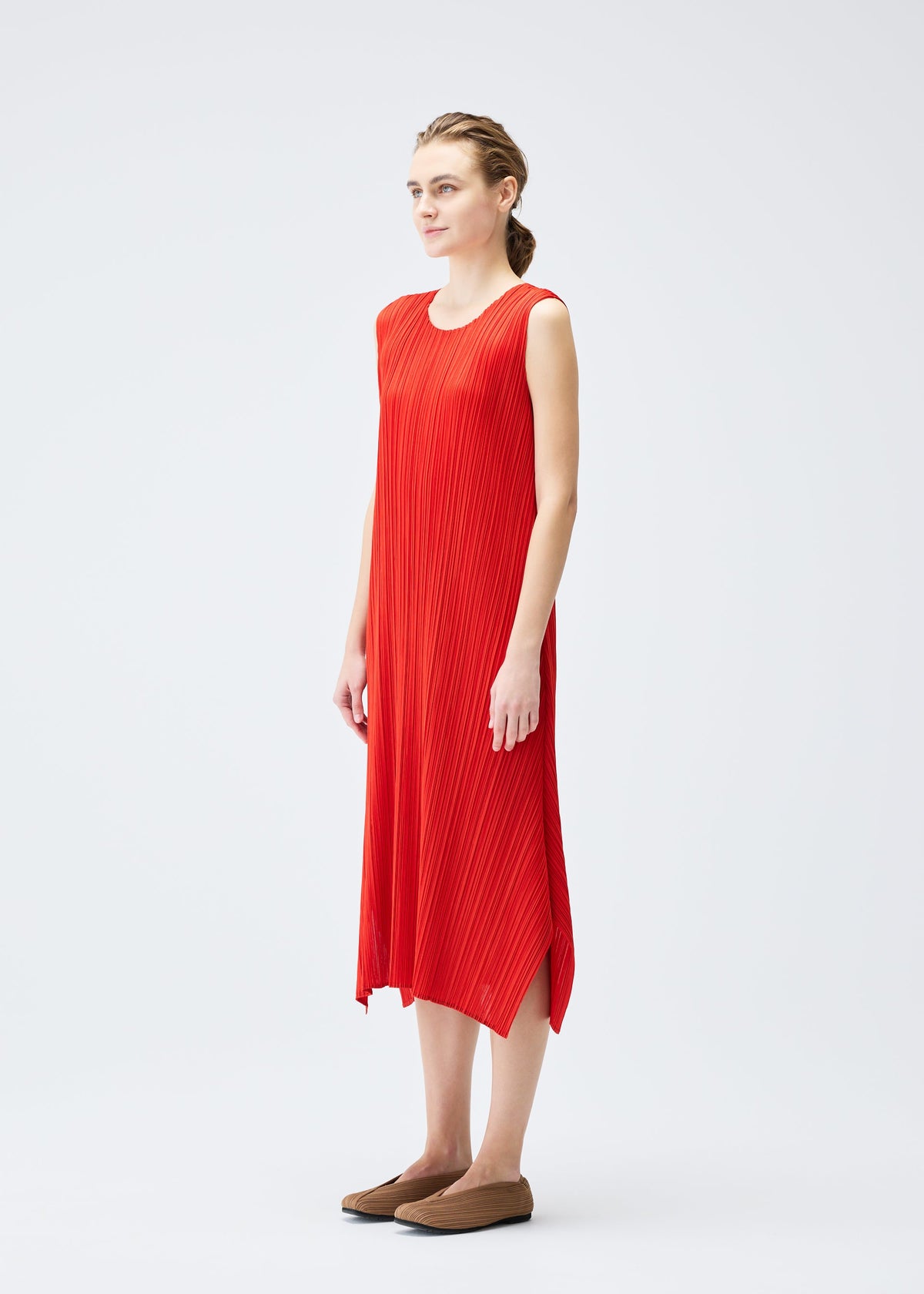 A model wears the PLEATS PLEASE ISSEY MIYAKE MONTHLY COLORS JULY dress.