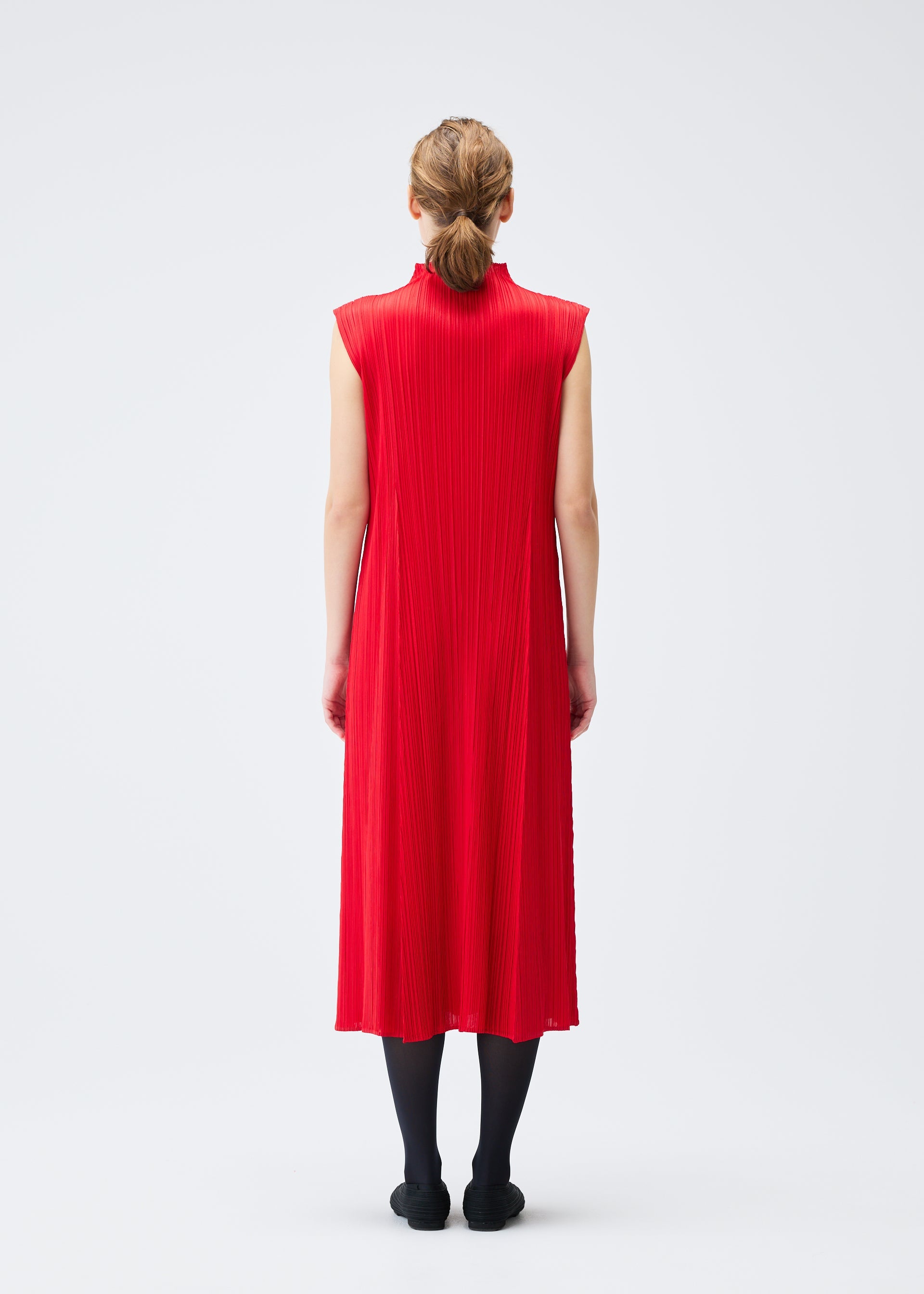A model wears the PLEATS PLEASE ISSEY MIYAKE MONTHLY COLORS NOVEMBER dress.