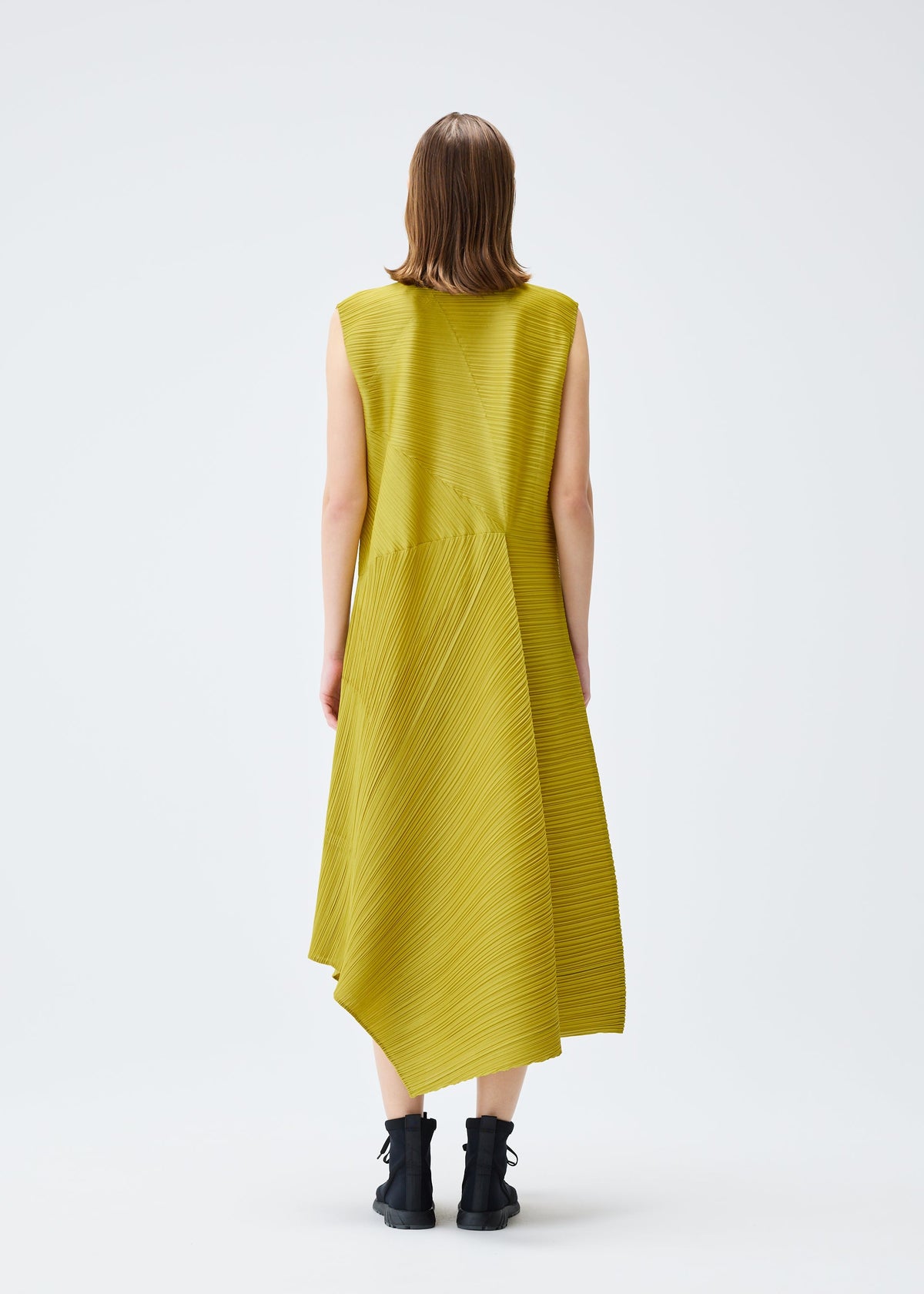 A model wears the PLEATS PLEASE ISSEY MIYAKE SPIN dress.