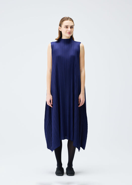A model wears the PLEATS PLEASE ISSEY MIYAKE EFFICIENT SQUARE 2 clothing.