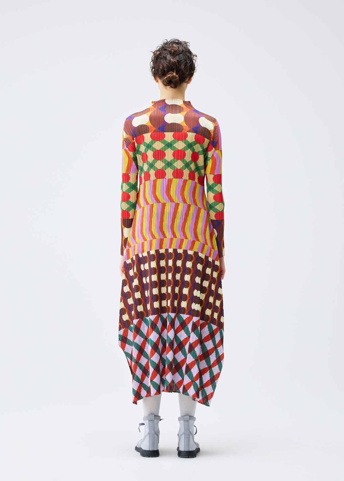 A model wears the PLEATS PLEASE ISSEY MIYAKE HARMONY clothing.