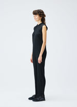 A model wears the PLEATS PLEASE ISSEY MIYAKE MONTHLY COLORS SEPTEMBER jumpsuit.