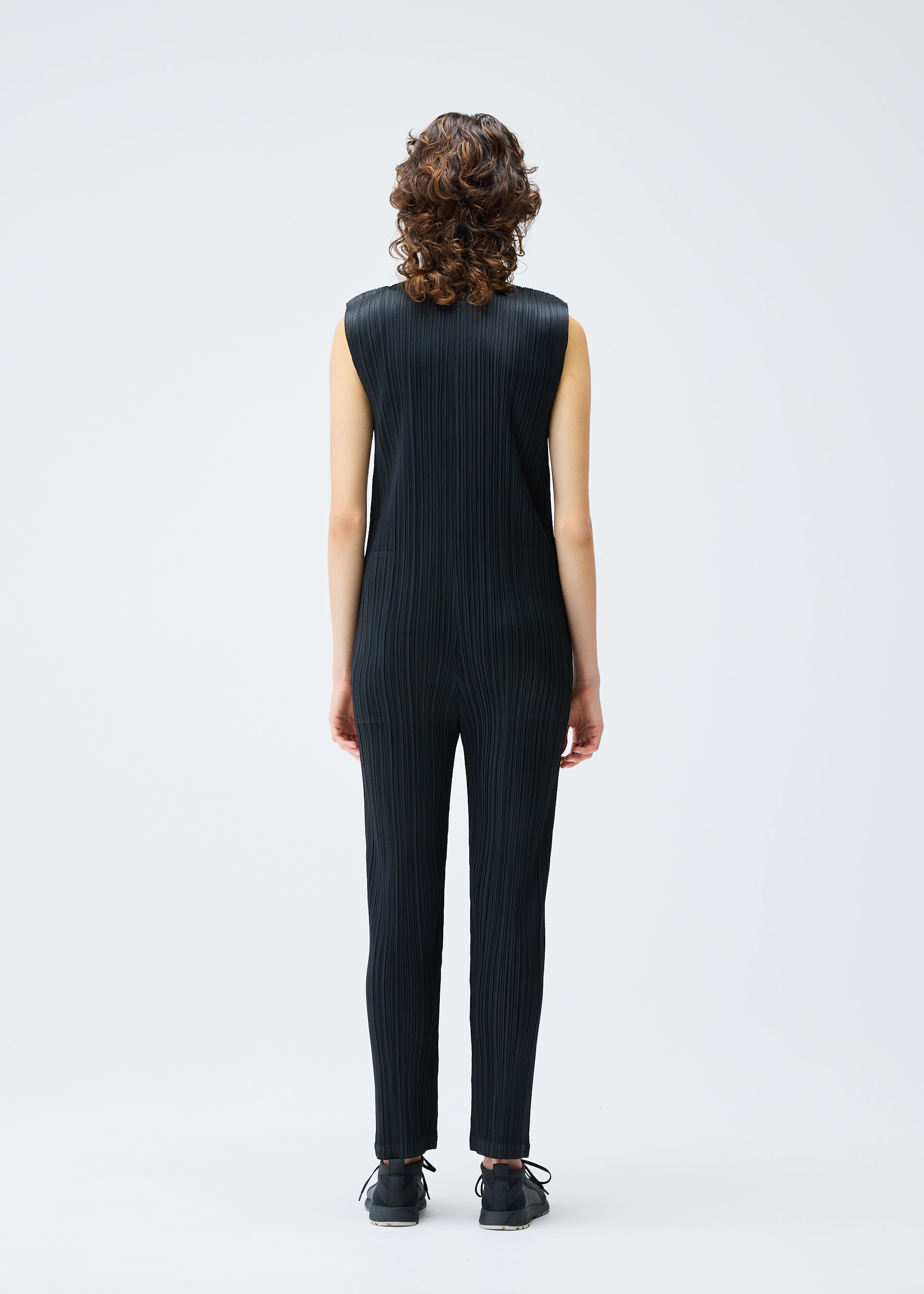A model wears the PLEATS PLEASE ISSEY MIYAKE MONTHLY COLORS SEPTEMBER jumpsuit.