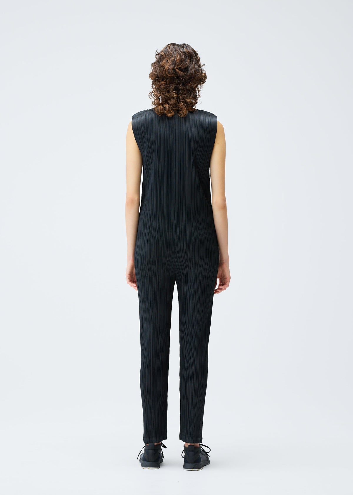 A model wears the PLEATS PLEASE ISSEY MIYAKE MONTHLY COLORS SEPTEMBER jumpsuit.