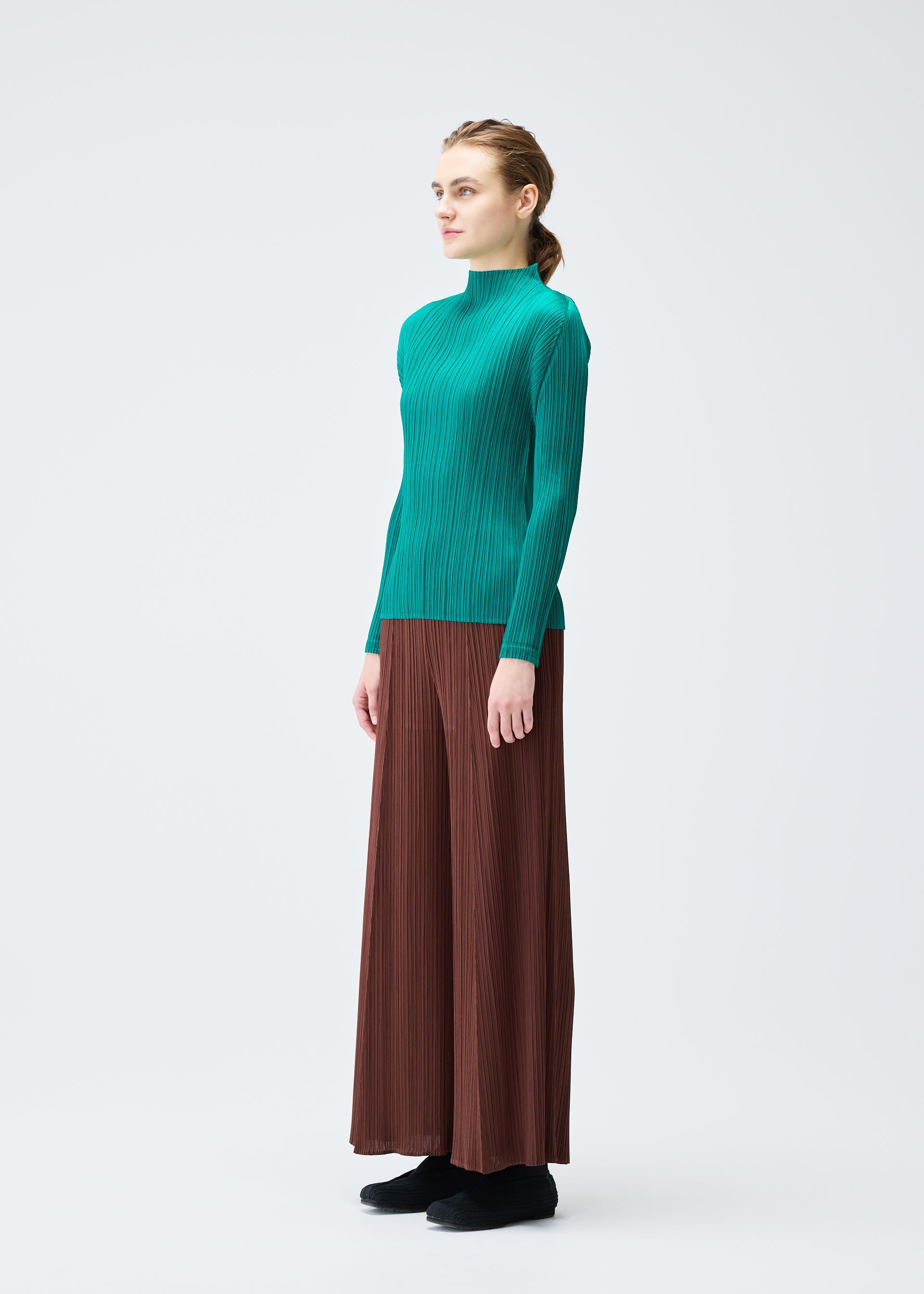 A model wears the PLEATS PLEASE ISSEY MIYAKE MONTHLY COLORS NOVEMBER top.