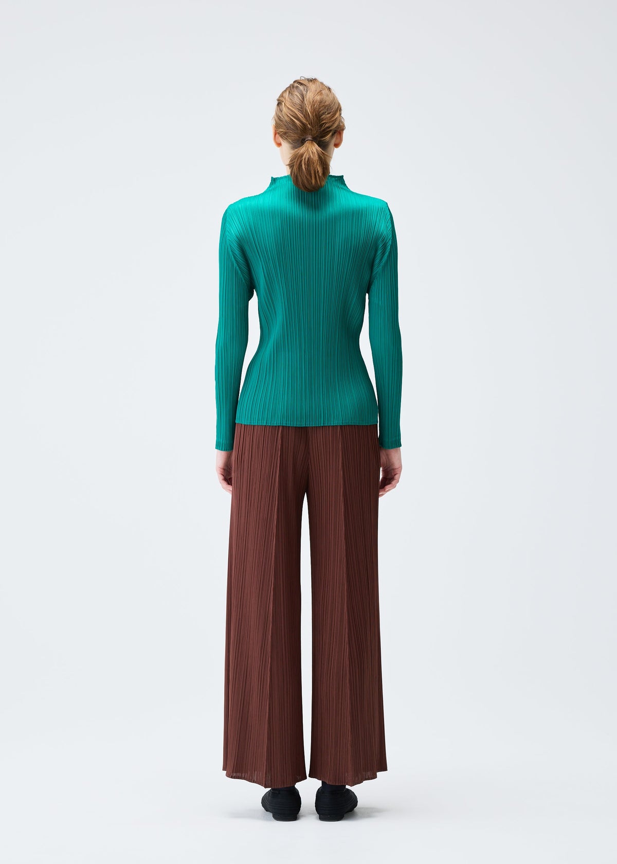 A model wears the PLEATS PLEASE ISSEY MIYAKE MONTHLY COLORS NOVEMBER top.