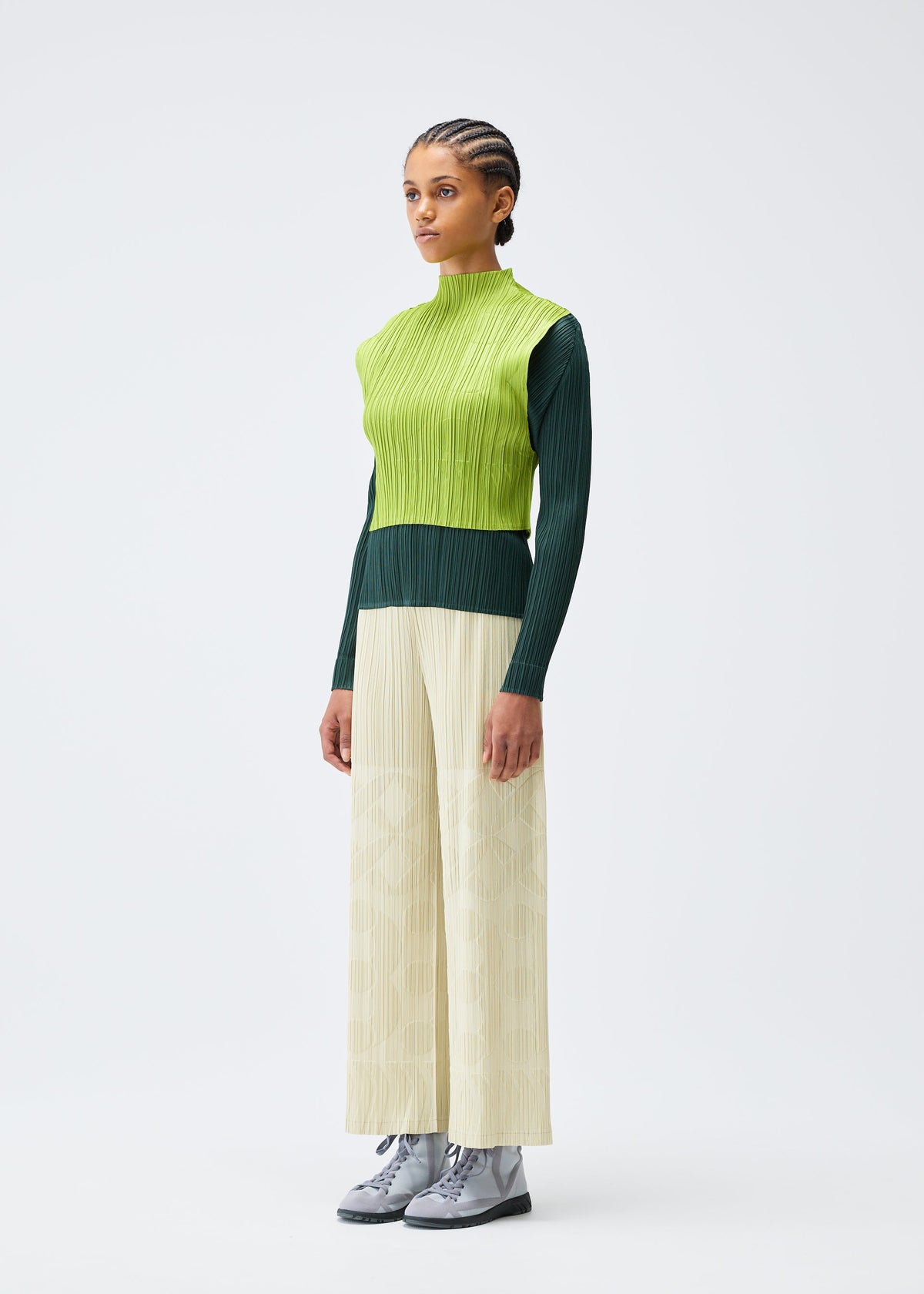 A model wears the PLEATS PLEASE ISSEY MIYAKE TUNE clothing.