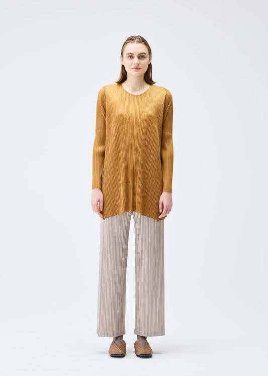 A model wears the PLEATS PLEASE ISSEY MIYAKE EFFICIENT SQUARE 2 clothing.