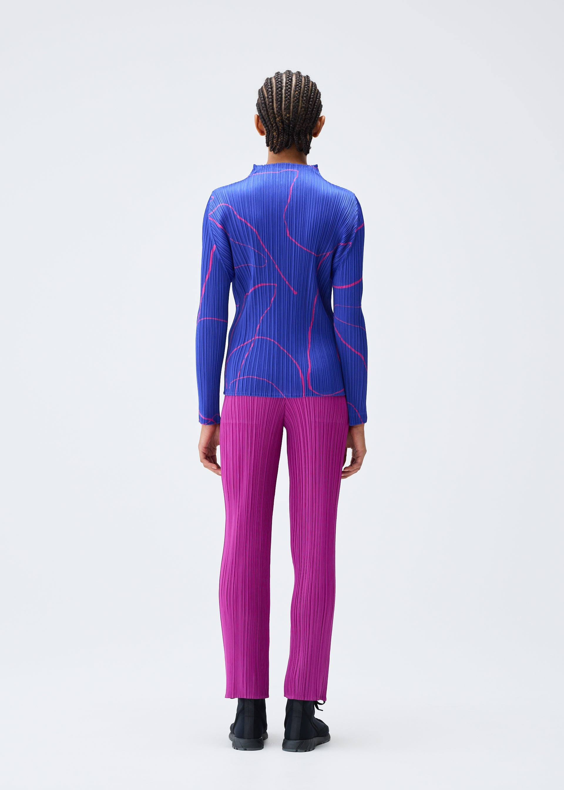 A model wears the PLEATS PLEASE ISSEY MIYAKE PAUSE top.