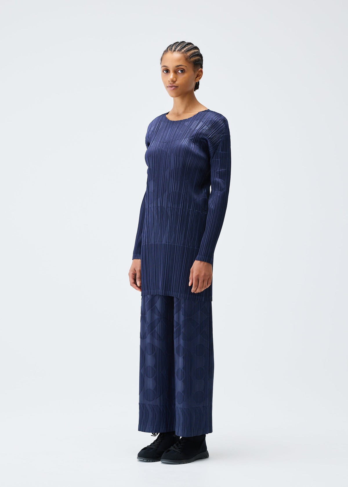 A model wears the PLEATS PLEASE ISSEY MIYAKE TUNE clothing.