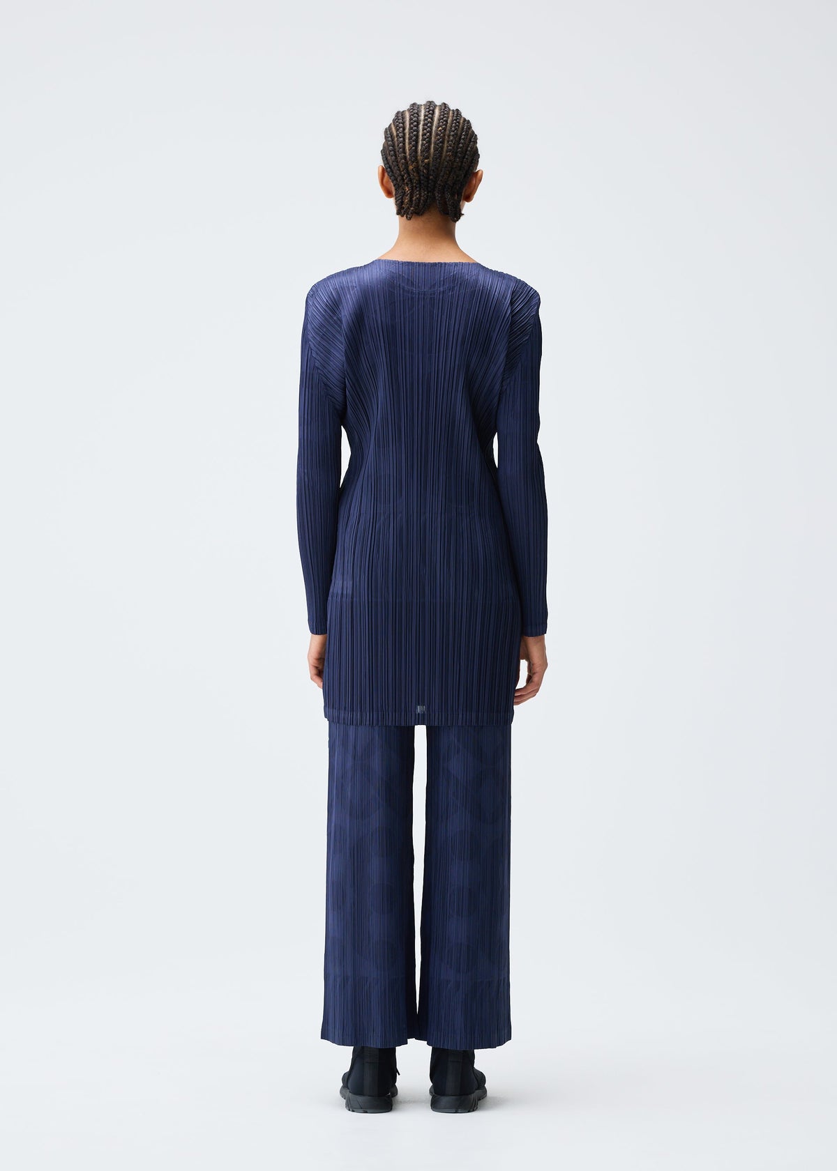 A model wears the PLEATS PLEASE ISSEY MIYAKE TUNE clothing.