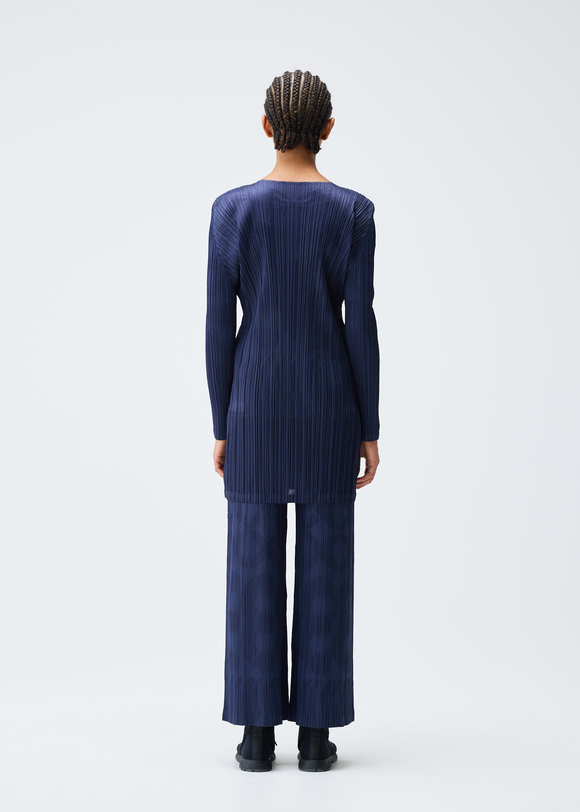 A model wears the PLEATS PLEASE ISSEY MIYAKE TUNE clothing.